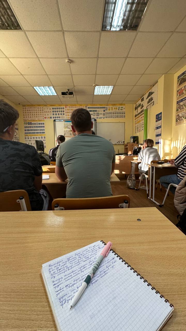 Царь теперь еще одновременно и студент 🤣
Решил я на старости лет 😀 получить права категории А. Когда-то совершил ошибку и не получил. Потом вроде не особо и вспоминал | Сетка — социальная сеть от hh.ru
