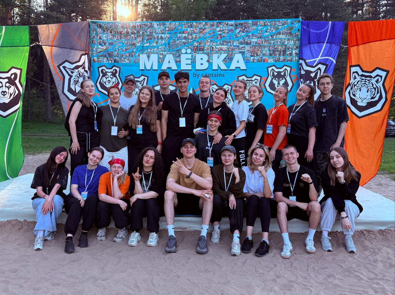 Сегодня был на Маёвке🤩
Если кратко и понятно — это форум в лесу для участников сообщества «Капитаны».
Он длится три дня. Но участвовать полноценно в этот раз я не смог | Сетка — социальная сеть от hh.ru