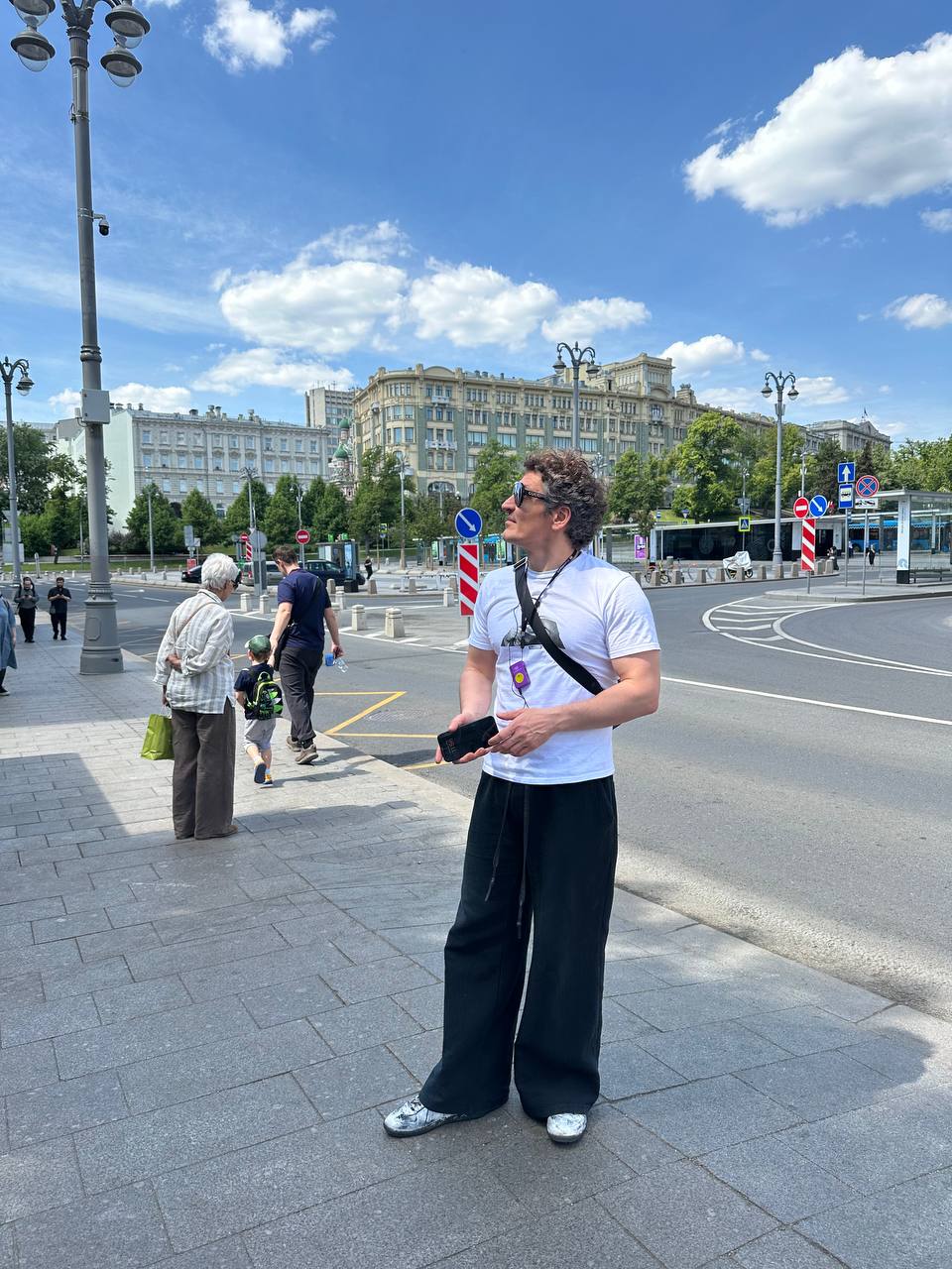 Пришел на экскурсию «Глухомань» на Китай городе, а тут одни бабы. Мужики, можете добавить еще одно место, где можно найти себе вторую половинку с квартирой в Москве и внуками. | Сетка — социальная сеть от hh.ru