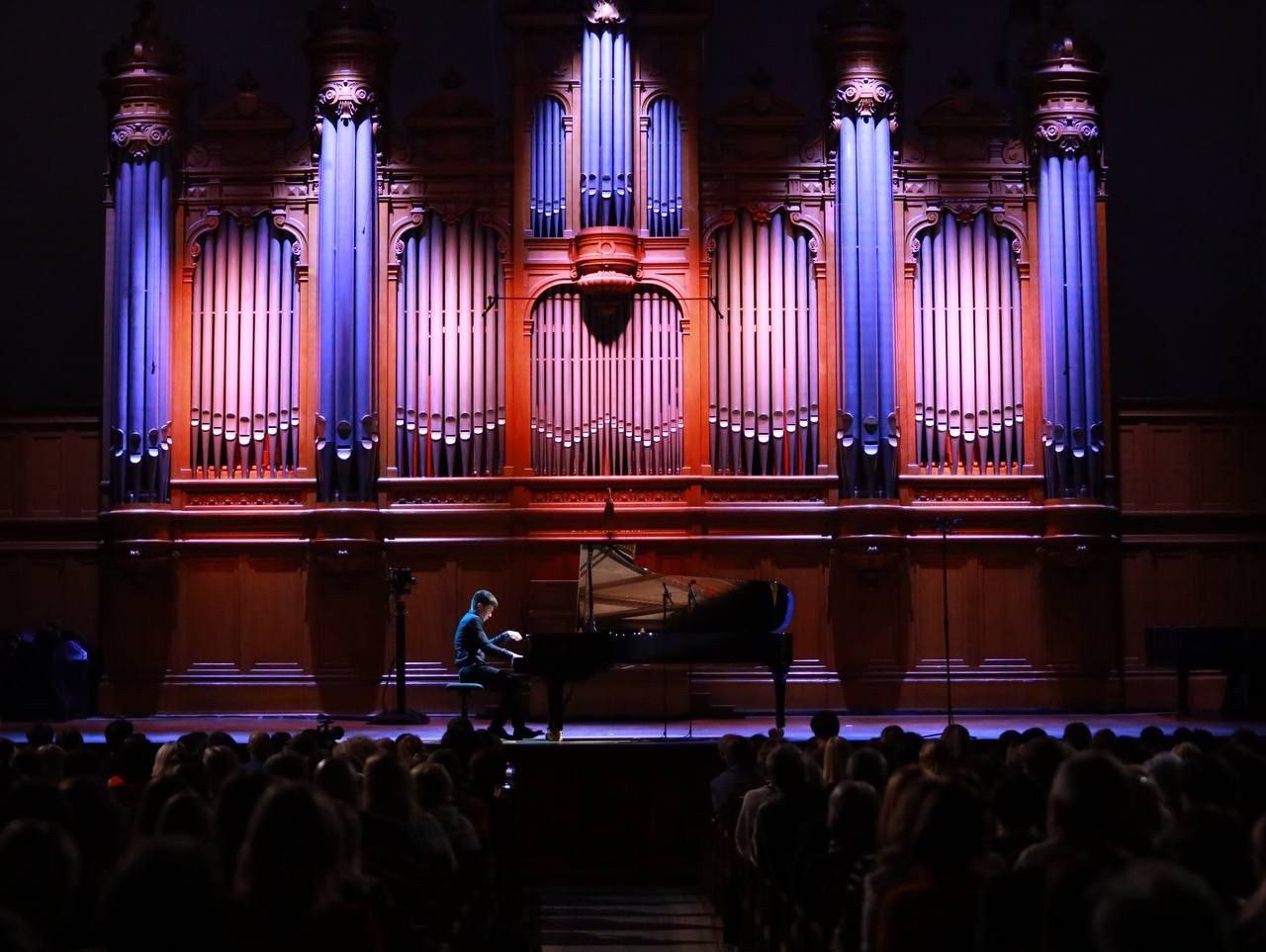 🏛️ Сохраняя традиции, строим будущее культуры
В Большом зале Консерватории им. Чайковского прошли концерты второго сезона проекта «Русская Фортепианная Школа», который стартовал в феврале 2025 года | Сетка — социальная сеть от hh.ru