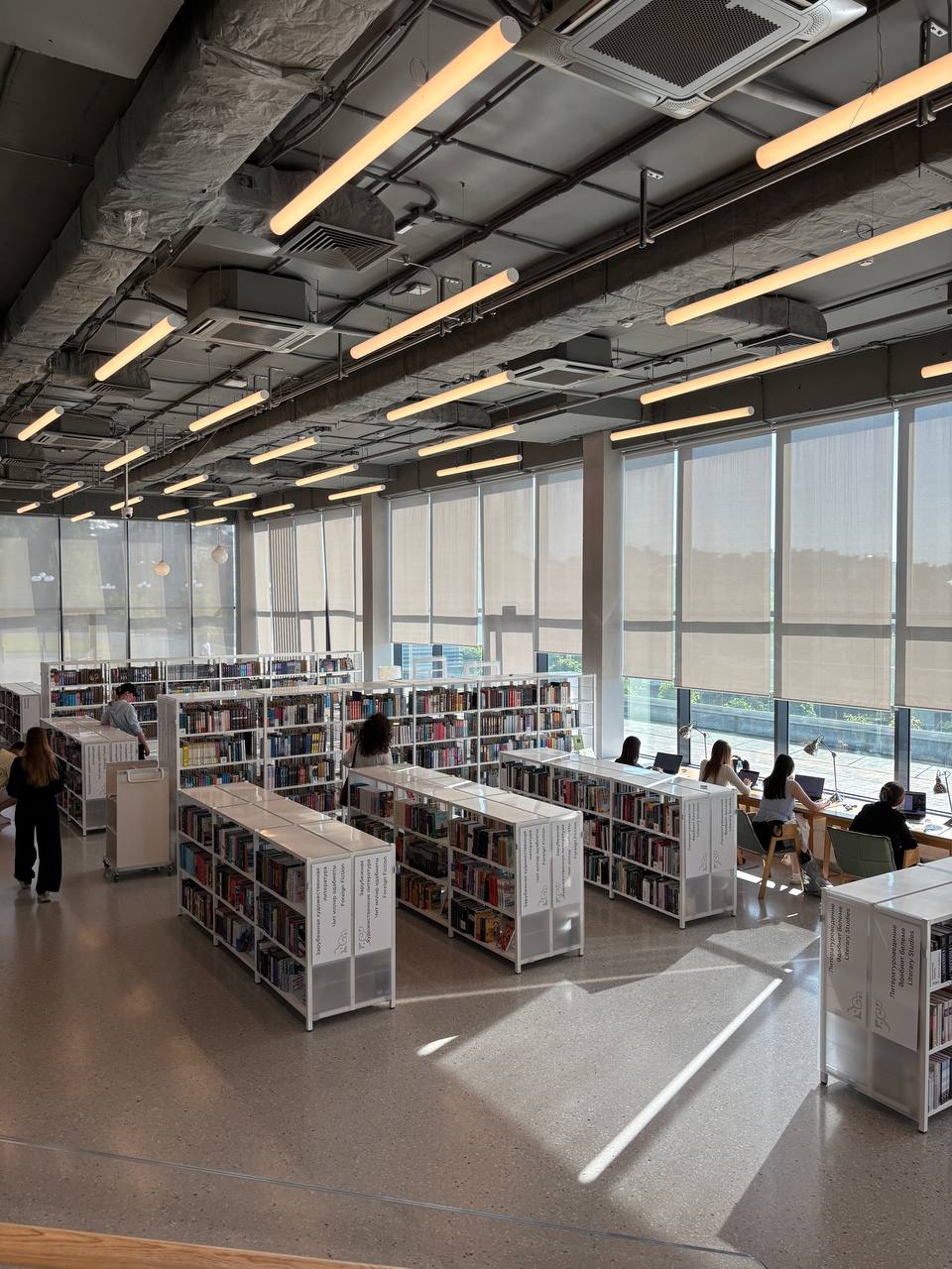 Подписные издания в Питере принято считать эталоном книжного магазина в нашей стране, местом, которое воплотило в реальность ту самую магию книжного мира, который так влечет чтецов разного уровня | Сетка — социальная сеть от hh.ru
