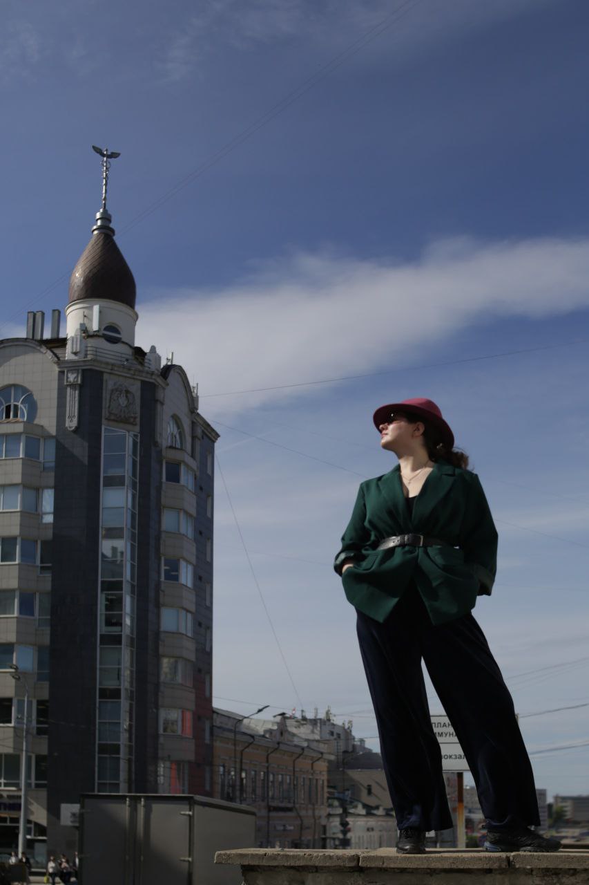 Прогулочная фотосессия в городе
@Lisosan согласилась помочь с выполнением задания по геометрии для Фотовилля.
Сдала я два кадра, а хороших моментов было много, поэтому, делюсь с вами | Сетка — социальная сеть от hh.ru