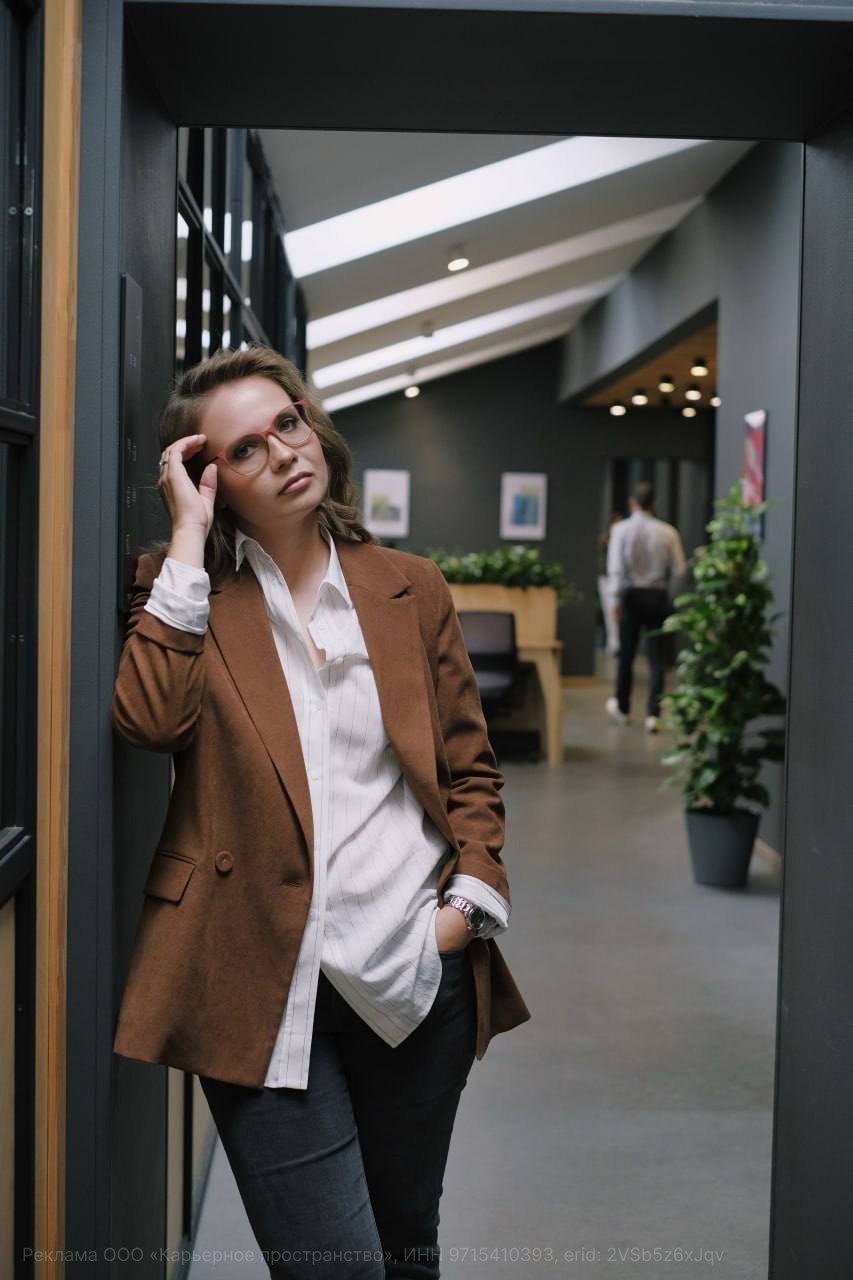 Из старой пятиэтажки в Forbes 30 до 30 🔥
Арина Хромова — сооснователь компании с выручкой $1.5 млн. 5 лет назад она начинала бизнес, сидя в хрущевке с решетками на окнах | Сетка — социальная сеть от hh.ru
