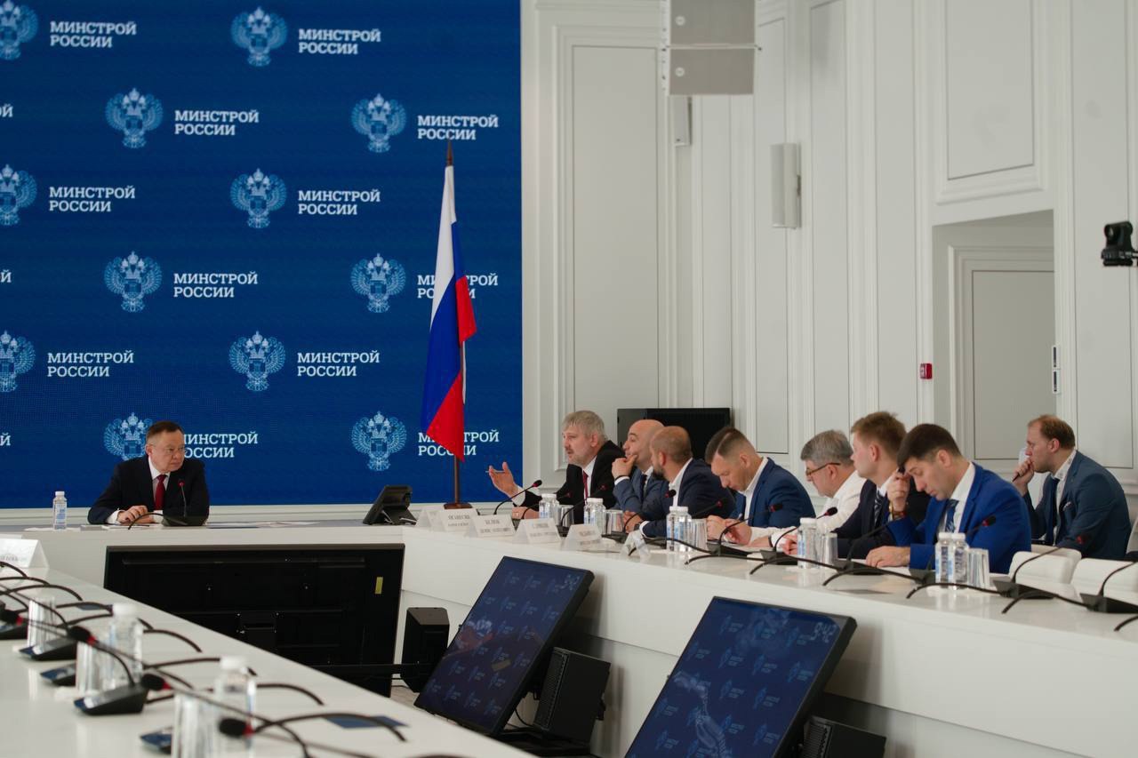 Глава Минстроя России Ирек Файзуллин провел совещание по вопросу капремонта здания Президиума РАН
🏗️В настоящее время в здании проводится капитальный ремонт и замена покрытия стилобата | Сетка — социальная сеть от hh.ru