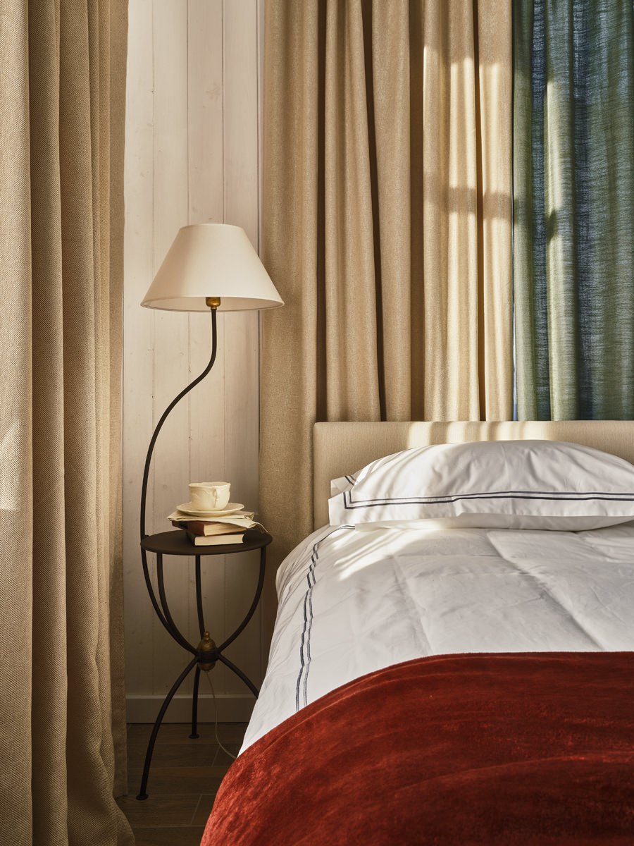 Дизайнер Виолетта Долгова пригласила журнал WA отснять загородный дом, где они вместе с хозяйкой, ко всеобщему восторгу, злоупотребили леопардом, зеброй, котиками и цветным мехом | Сетка — социальная сеть от hh.ru