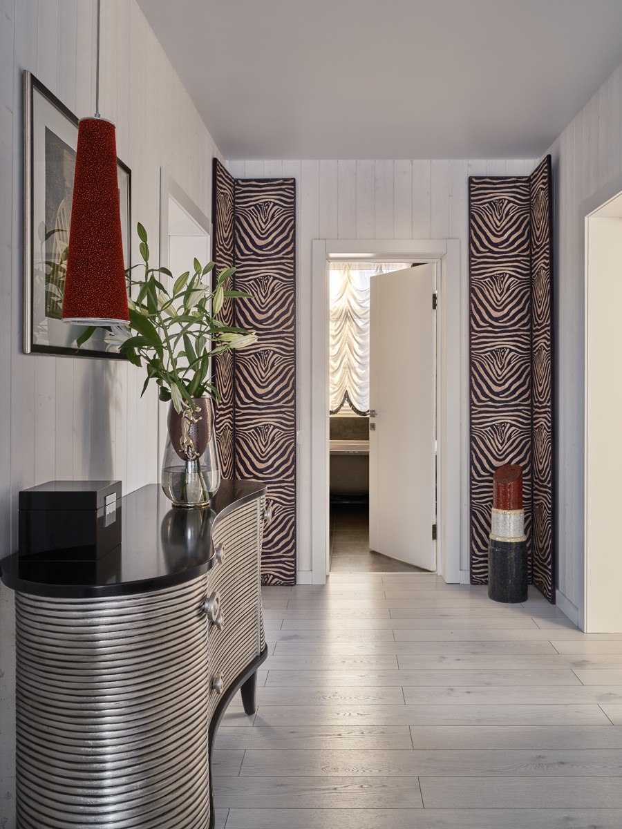 Дизайнер Виолетта Долгова пригласила журнал WA отснять загородный дом, где они вместе с хозяйкой, ко всеобщему восторгу, злоупотребили леопардом, зеброй, котиками и цветным мехом | Сетка — социальная сеть от hh.ru