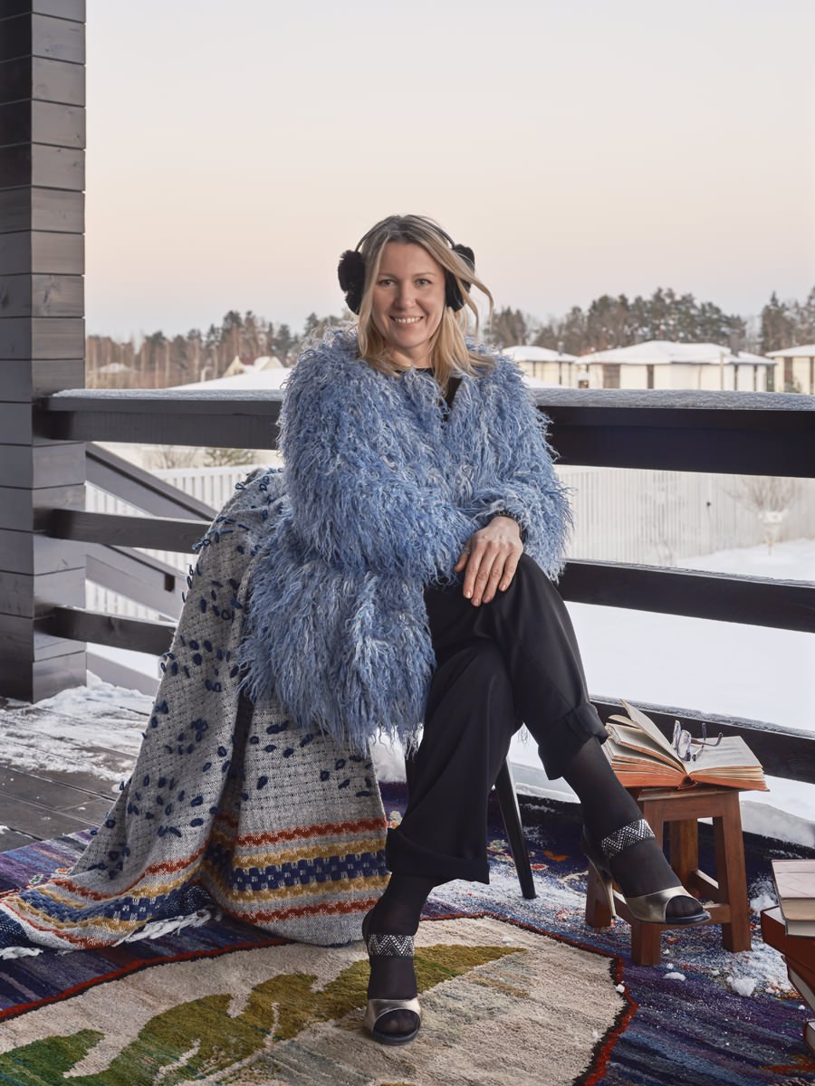 Дизайнер Виолетта Долгова пригласила журнал WA отснять загородный дом, где они вместе с хозяйкой, ко всеобщему восторгу, злоупотребили леопардом, зеброй, котиками и цветным мехом | Сетка — социальная сеть от hh.ru