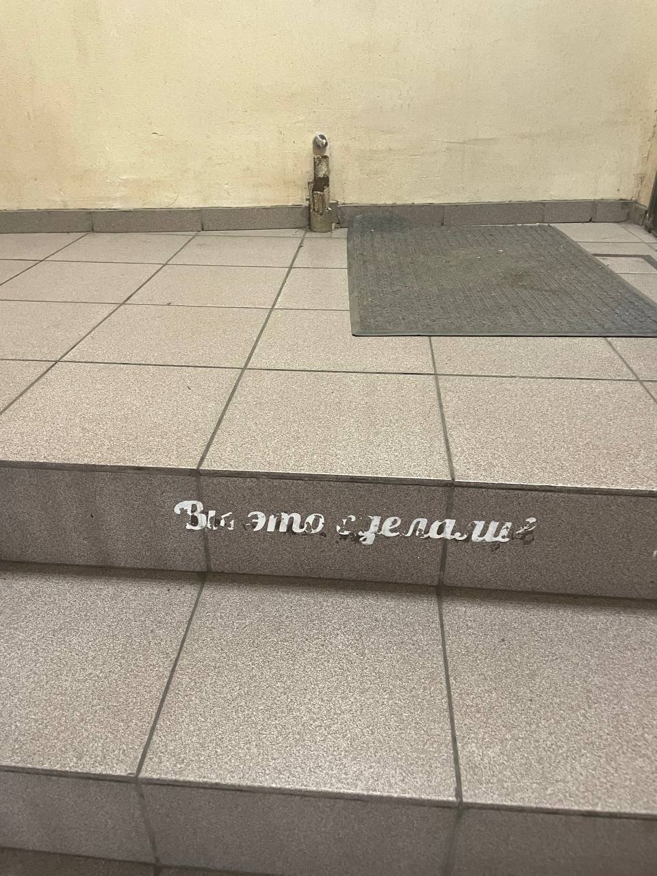 Мы вас ждем, мы вам рады
Именно так считывается информация на пути к этому коворкингу.
Обычно взаимодействовать с клиентом компания начинает от собственной двери | Сетка — социальная сеть от hh.ru