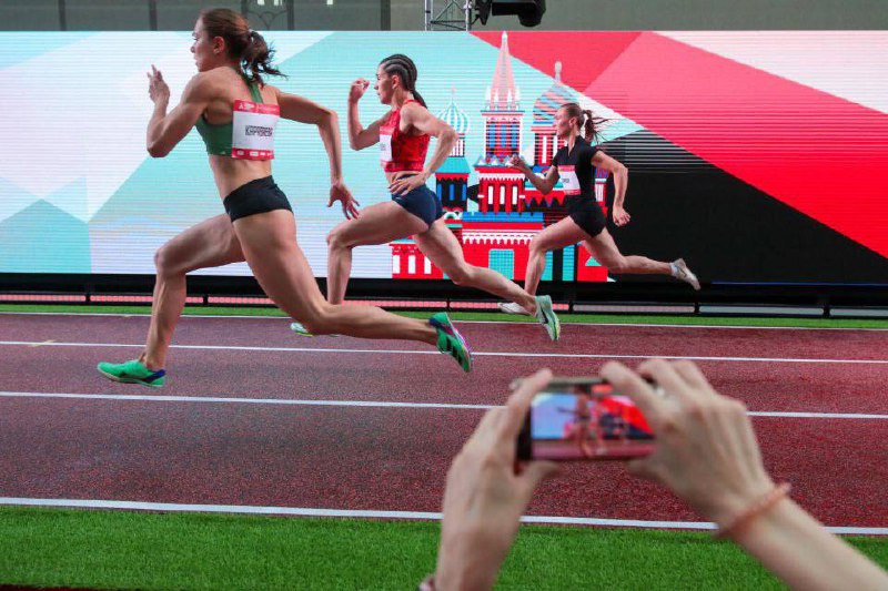 🏃🏻‍♀️Забег на Никольской
6 июня в 11:00
В программе:
▪️Элитные забеги: мужчины и женщины пробегут дистанцию 100 м и 110 м с барьерами | Сетка — социальная сеть от hh.ru