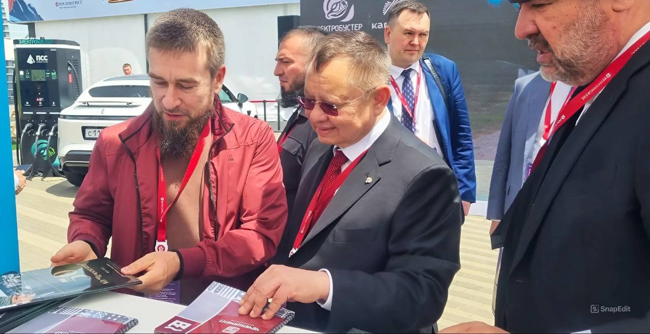 Глава Минстроя России Ирек Файзуллин в рамках рабочей поездки в Ставропольский край осмотрел выставочную экспозицию Кавказского инвестиционного форума
▶️На выставке представлены достижения в сферах пр... | Сетка — социальная сеть от hh.ru