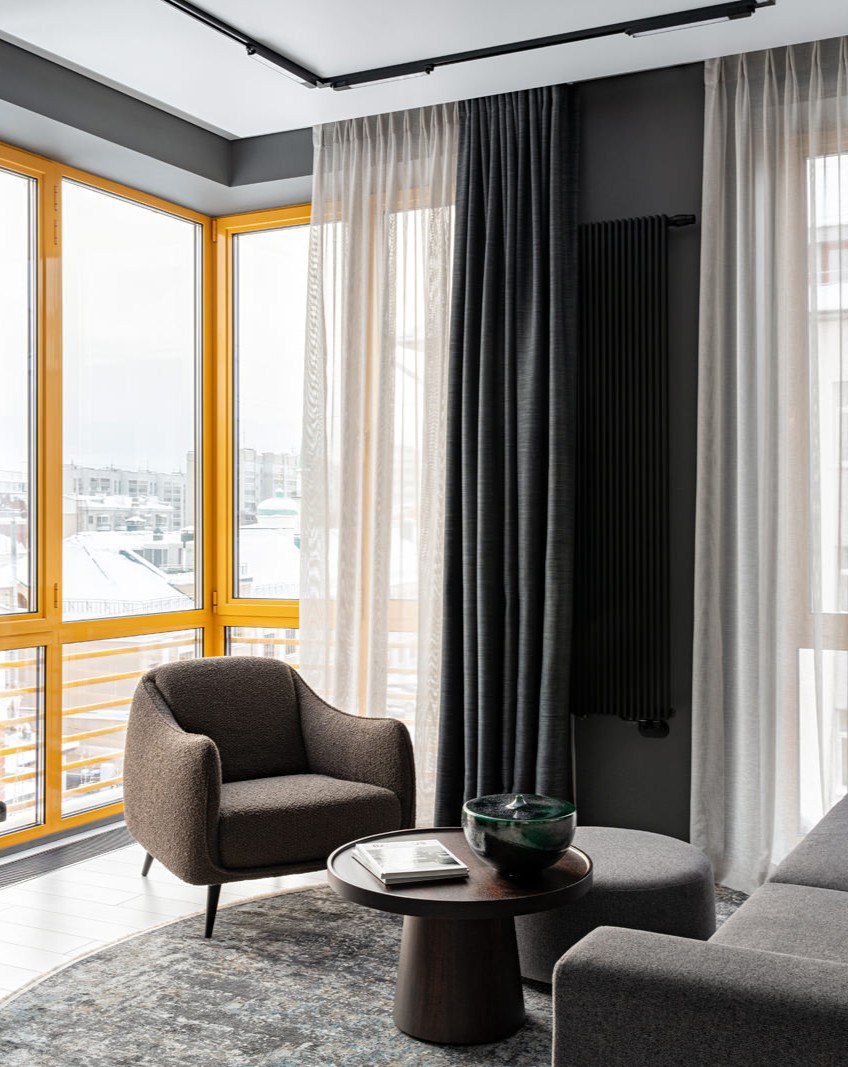 Монохромный минимализм, вид на крыши и собственная луна в интерьере по проекту дизайнеров Любови Вербах и Ксении Крыловой. Смотрите и читайте на сайте wajournal | Сетка — социальная сеть от hh.ru