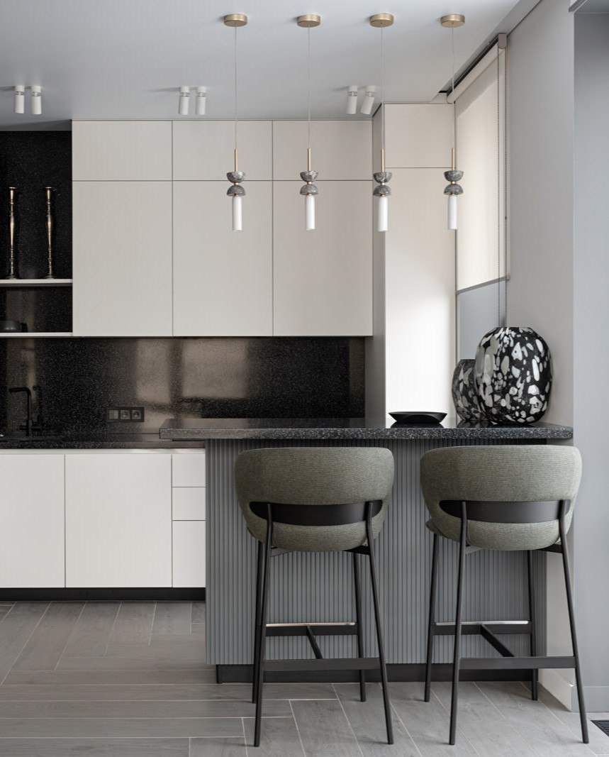 Монохромный минимализм, вид на крыши и собственная луна в интерьере по проекту дизайнеров Любови Вербах и Ксении Крыловой. Смотрите и читайте на сайте wajournal | Сетка — социальная сеть от hh.ru