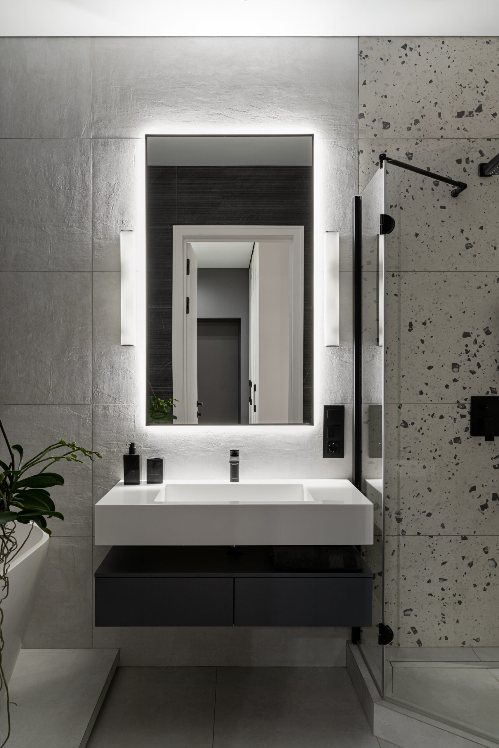 Монохромный минимализм, вид на крыши и собственная луна в интерьере по проекту дизайнеров Любови Вербах и Ксении Крыловой. Смотрите и читайте на сайте wajournal | Сетка — социальная сеть от hh.ru