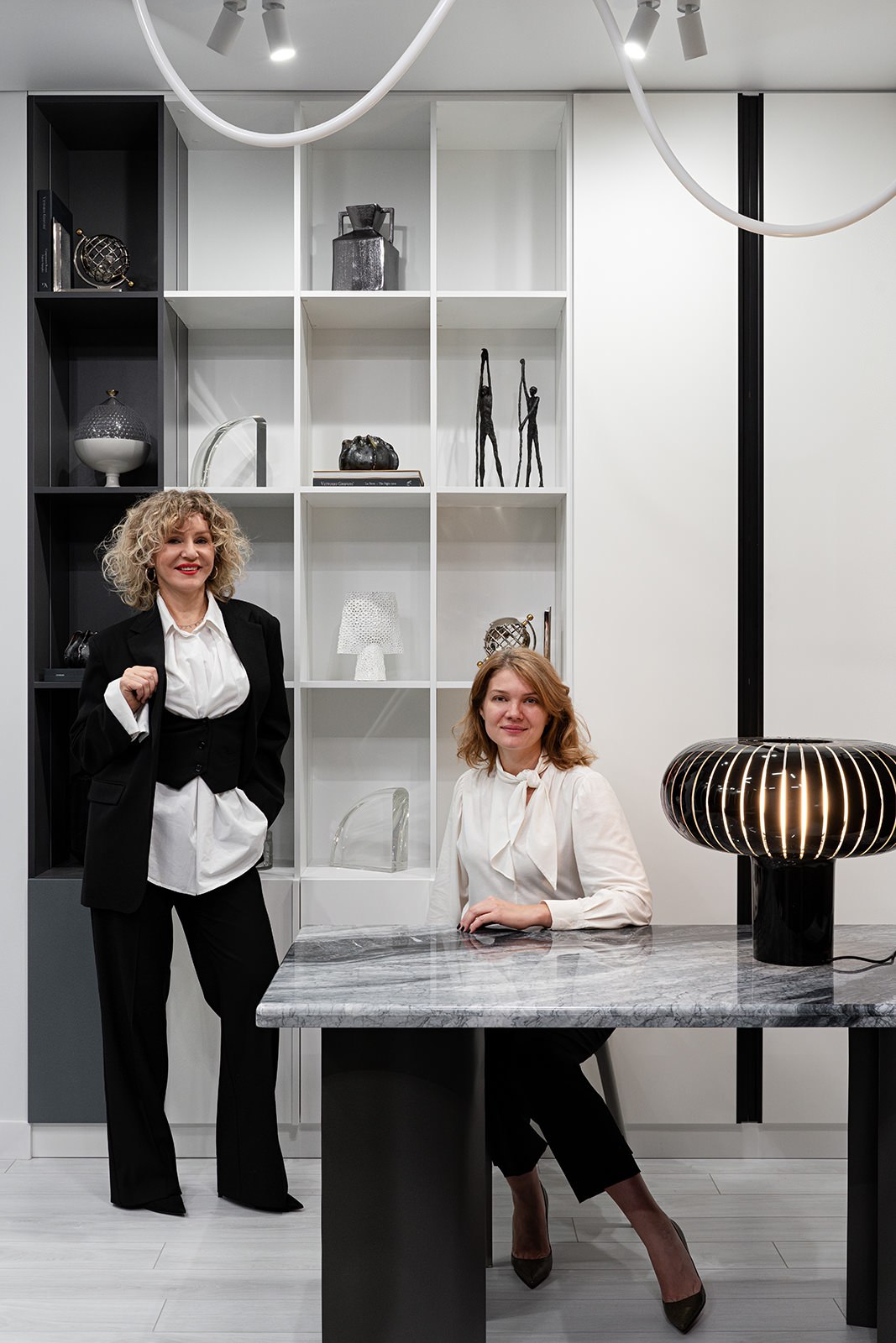 Монохромный минимализм, вид на крыши и собственная луна в интерьере по проекту дизайнеров Любови Вербах и Ксении Крыловой. Смотрите и читайте на сайте wajournal | Сетка — социальная сеть от hh.ru