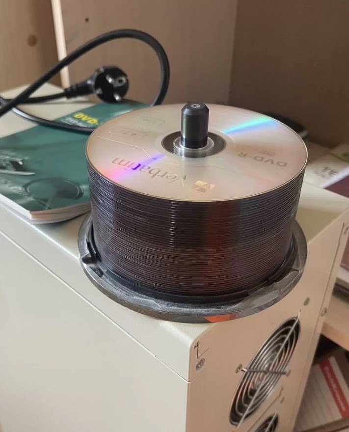 Ответ на загадку.Устройство это Дубликатор CD/DVD дисков. Используется как множитель копий. В пик популярности оптических носителей активно использовался видео и аудио пиратами | Сетка — социальная сеть от hh.ru