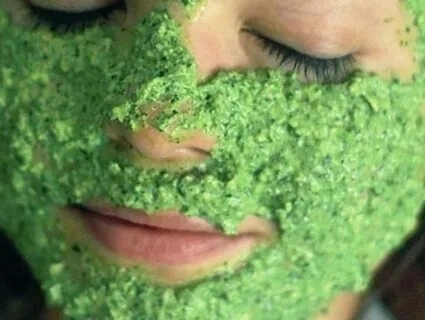 🌿 МАСКА ДЛЯ ЛИЦА ИЗ МИКРОЗЕЛЕНИ: РЕЦЕПТ КРАСОТЫ ПРЯМО С ГРЯДКИ! 👩‍🌾  
Хотите сияющую кожу без лишних затрат? Попробуйте маску из микрозелени! 🌱 Это кладезь витаминов и антиоксидантов прямо у вас дома | Сетка — социальная сеть от hh.ru