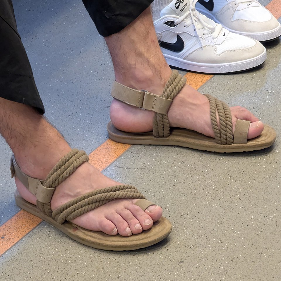 Москва накалилась ☀️ буквально за пару дней — и не только от новостей, но и от настоящего летнего зноя!
Пока одни достают вентиляторы, другие достают сандалии из античности!
Эти сандалии словно шепчут... | Сетка — социальная сеть от hh.ru