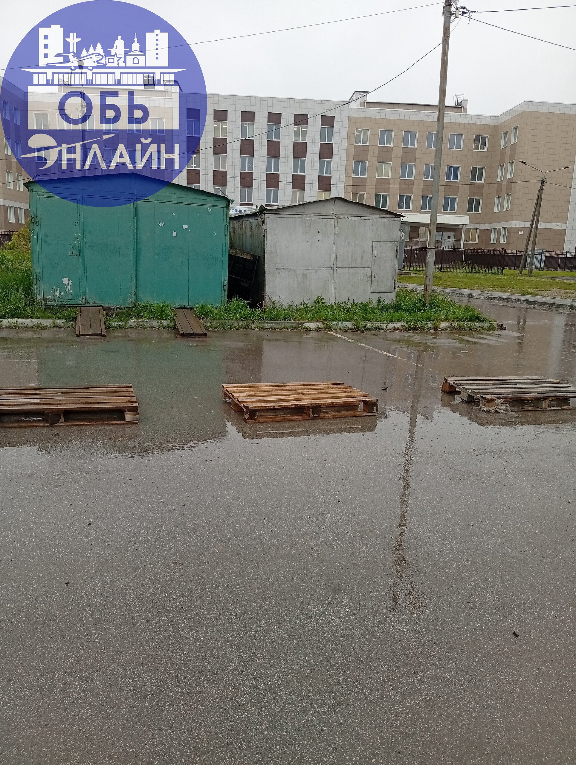 ↗ Доброе утро. Местные жители стали ставить баррикады на парковке для больницы. Мало того, что разбитых машин на везли и побросали, так ещё и это.Авторазбор, а не парковка | Сетка — социальная сеть от hh.ru