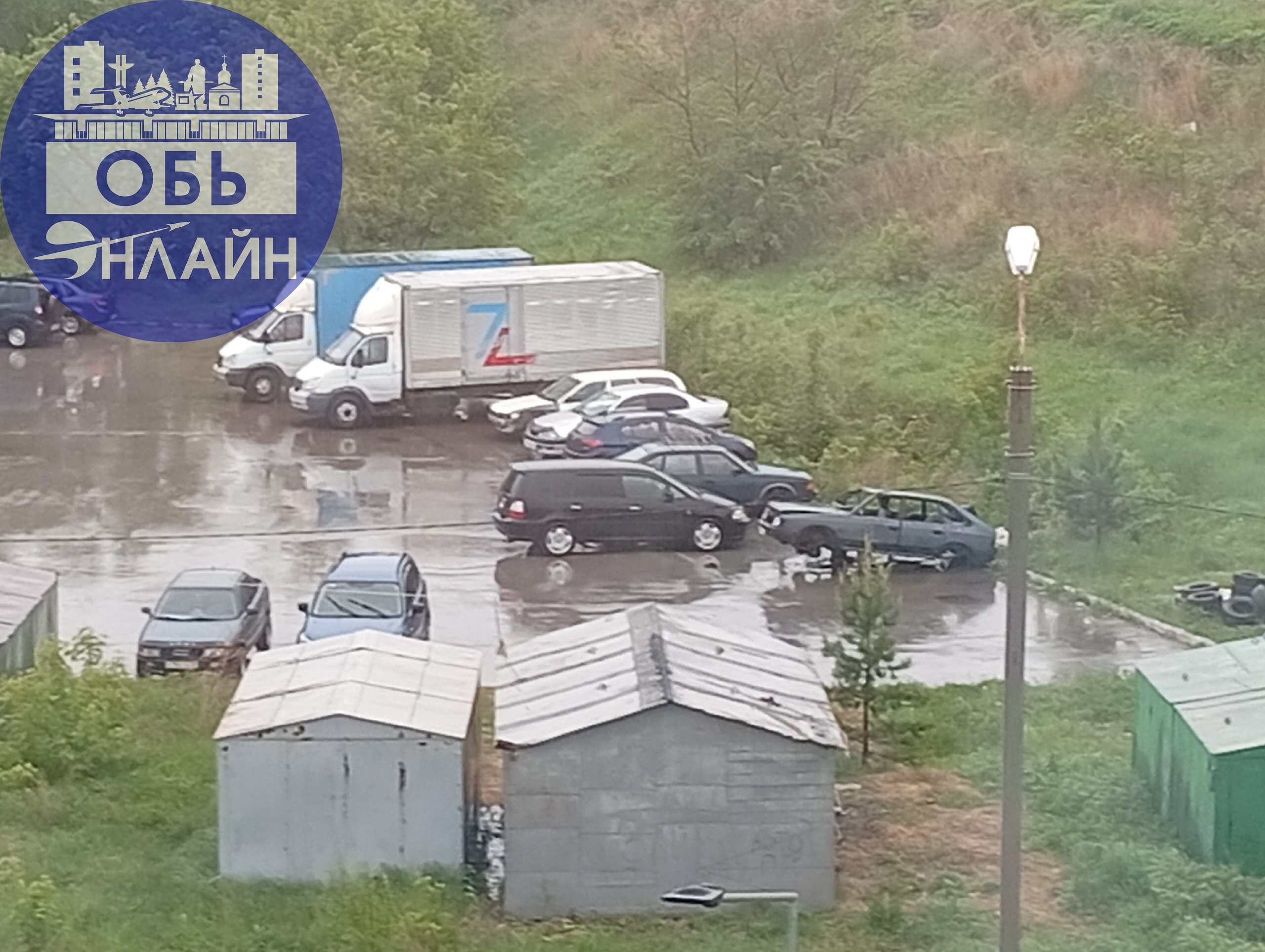↗ Доброе утро. Местные жители стали ставить баррикады на парковке для больницы. Мало того, что разбитых машин на везли и побросали, так ещё и это.Авторазбор, а не парковка | Сетка — социальная сеть от hh.ru