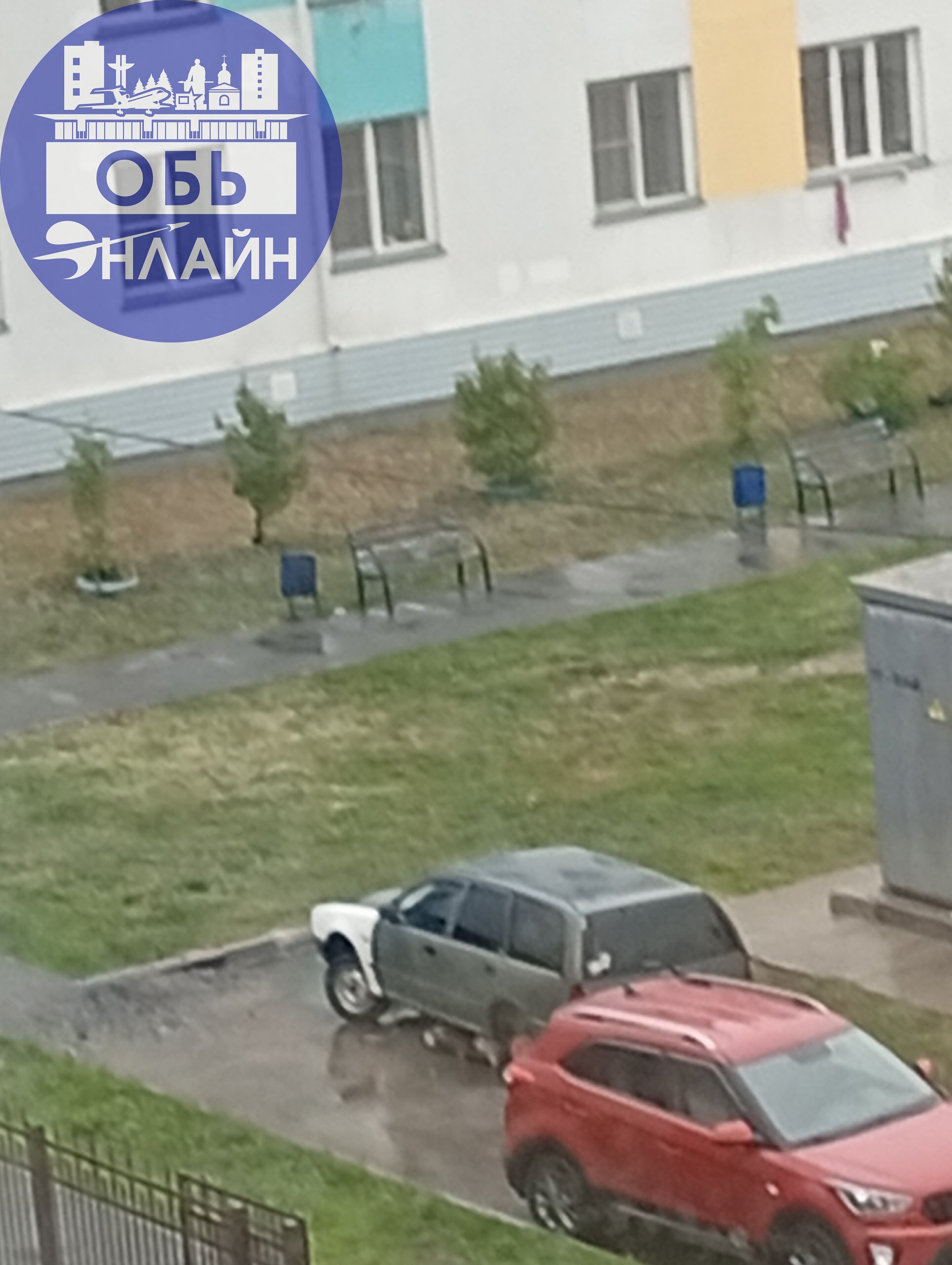 ↗ Доброе утро. Местные жители стали ставить баррикады на парковке для больницы. Мало того, что разбитых машин на везли и побросали, так ещё и это.Авторазбор, а не парковка | Сетка — социальная сеть от hh.ru