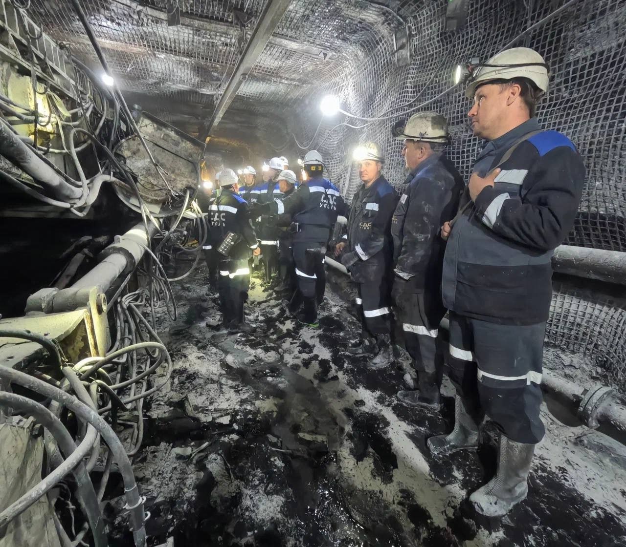 120 метров под землей: правительственная делегация спустилась в очистной забой кузбасской шахты
Рабочую поездку в Кузбасс правительственная делегация начала со спуска в забой шахты «Южная» | Сетка — социальная сеть от hh.ru