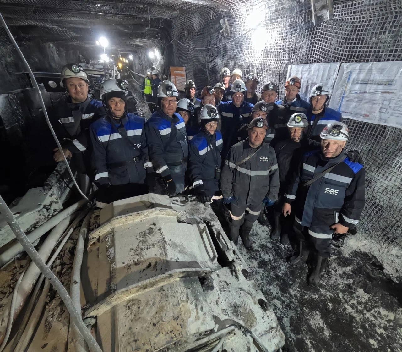 120 метров под землей: правительственная делегация спустилась в очистной забой кузбасской шахты
Рабочую поездку в Кузбасс правительственная делегация начала со спуска в забой шахты «Южная» | Сетка — социальная сеть от hh.ru