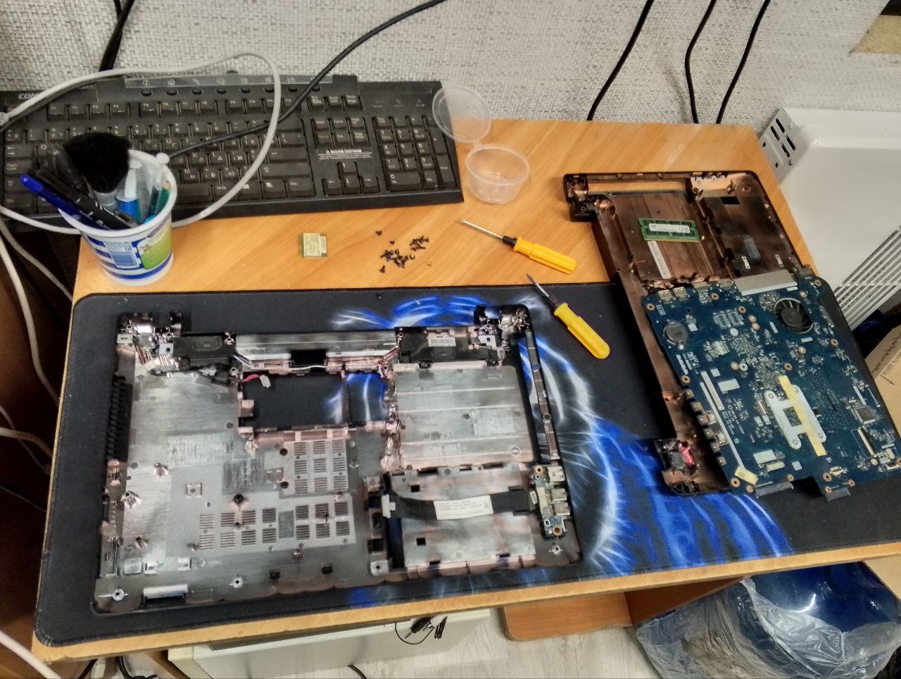 Восстановил ноутбук ASUS X53U.
Купил недавно ноут с оторванным дисплеем. Был сильно поврежден поддон в местах крепления дисплея. Хозяин продал как на запчасти.
Ноут оказался вполне рабочим | Сетка — социальная сеть от hh.ru