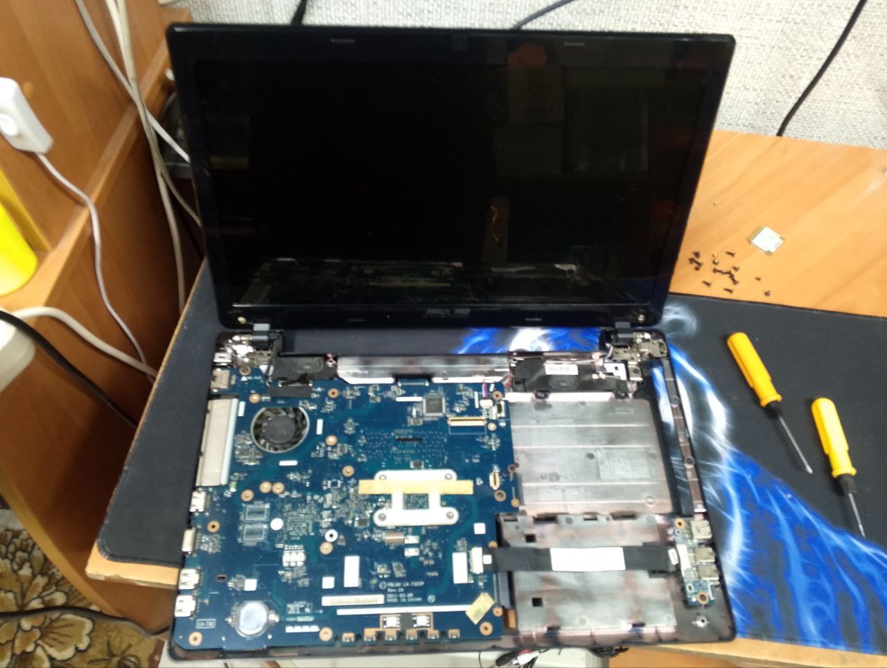 Восстановил ноутбук ASUS X53U.
Купил недавно ноут с оторванным дисплеем. Был сильно поврежден поддон в местах крепления дисплея. Хозяин продал как на запчасти.
Ноут оказался вполне рабочим | Сетка — социальная сеть от hh.ru
