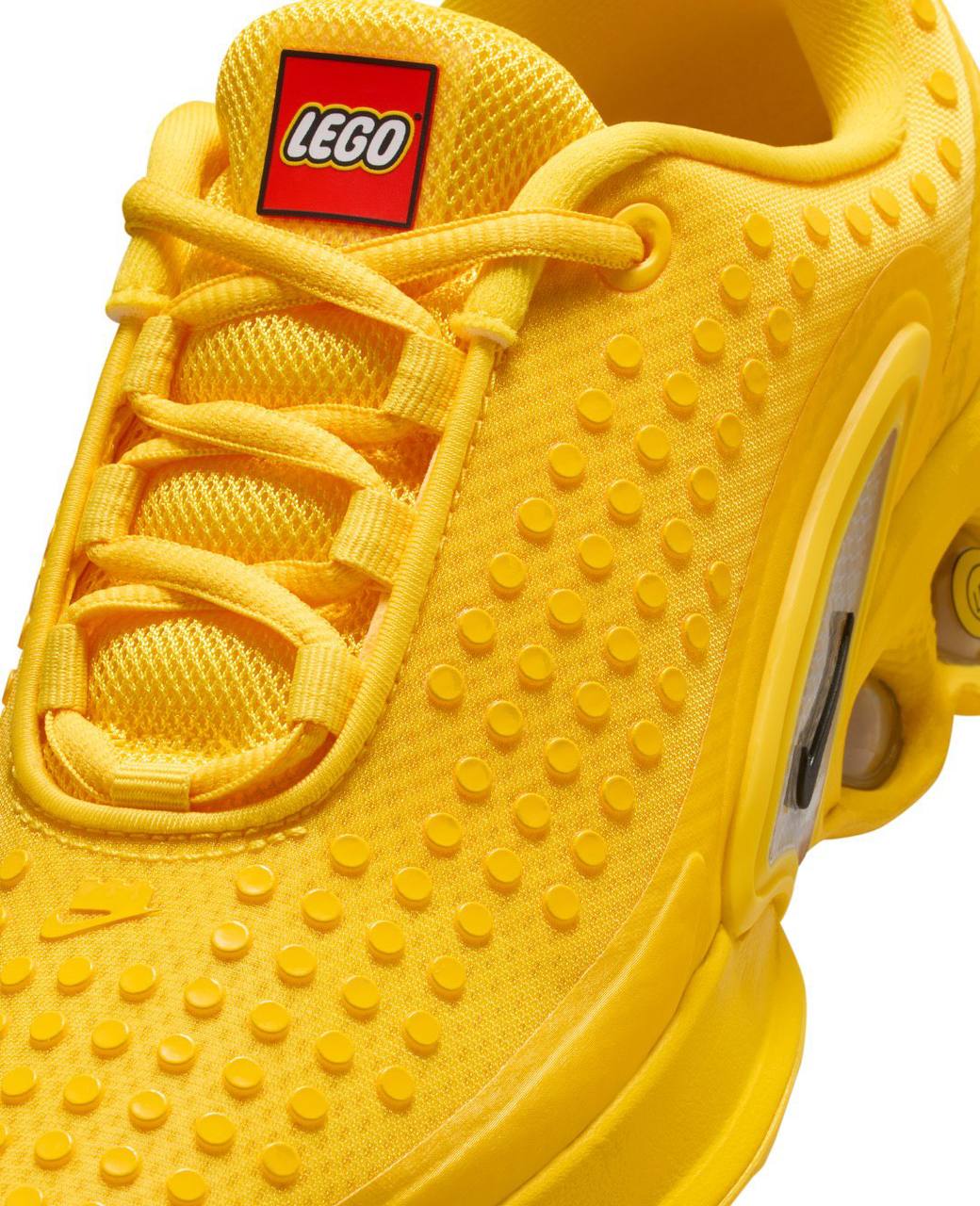 Nike выпустили Lego-кроссовки. Покрытие модели Air Max DN закастомили под текстуру кубиков из детства.
Релиз состоится летом, а стоить пара будет 12 тысяч рублей. Мстим деталькам на полу в них. | Сетка — социальная сеть от hh.ru