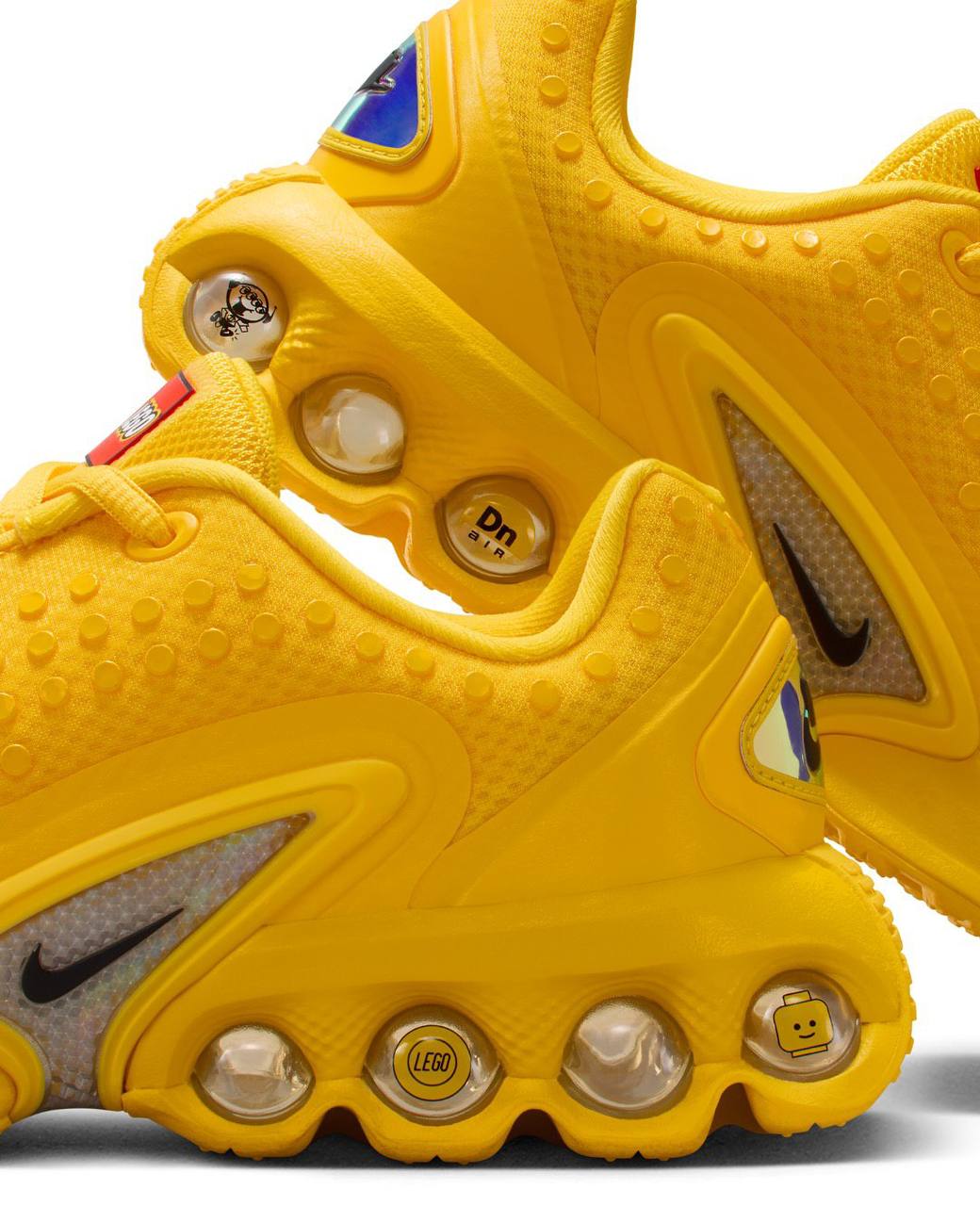 Nike выпустили Lego-кроссовки. Покрытие модели Air Max DN закастомили под текстуру кубиков из детства.
Релиз состоится летом, а стоить пара будет 12 тысяч рублей. Мстим деталькам на полу в них. | Сетка — социальная сеть от hh.ru