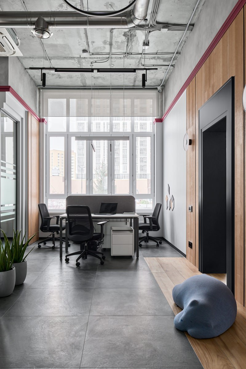 Относительно небольшой бюджет и площадь и специфический «промышленный» профиль компании не помешали дизайнеру Диане Шубиной сделать довольно эффектный и удобный офис. Смотрите на сайте wajournal | Сетка — социальная сеть от hh.ru