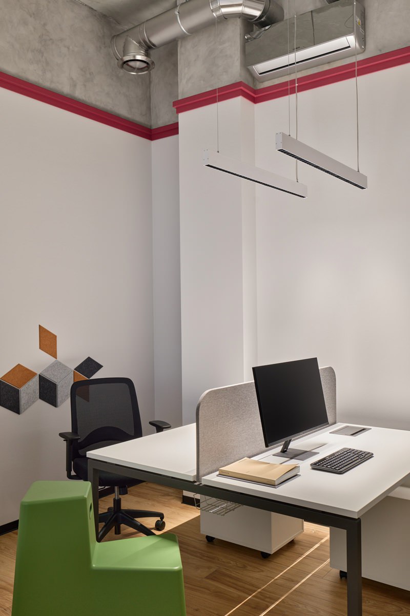 Относительно небольшой бюджет и площадь и специфический «промышленный» профиль компании не помешали дизайнеру Диане Шубиной сделать довольно эффектный и удобный офис. Смотрите на сайте wajournal | Сетка — социальная сеть от hh.ru