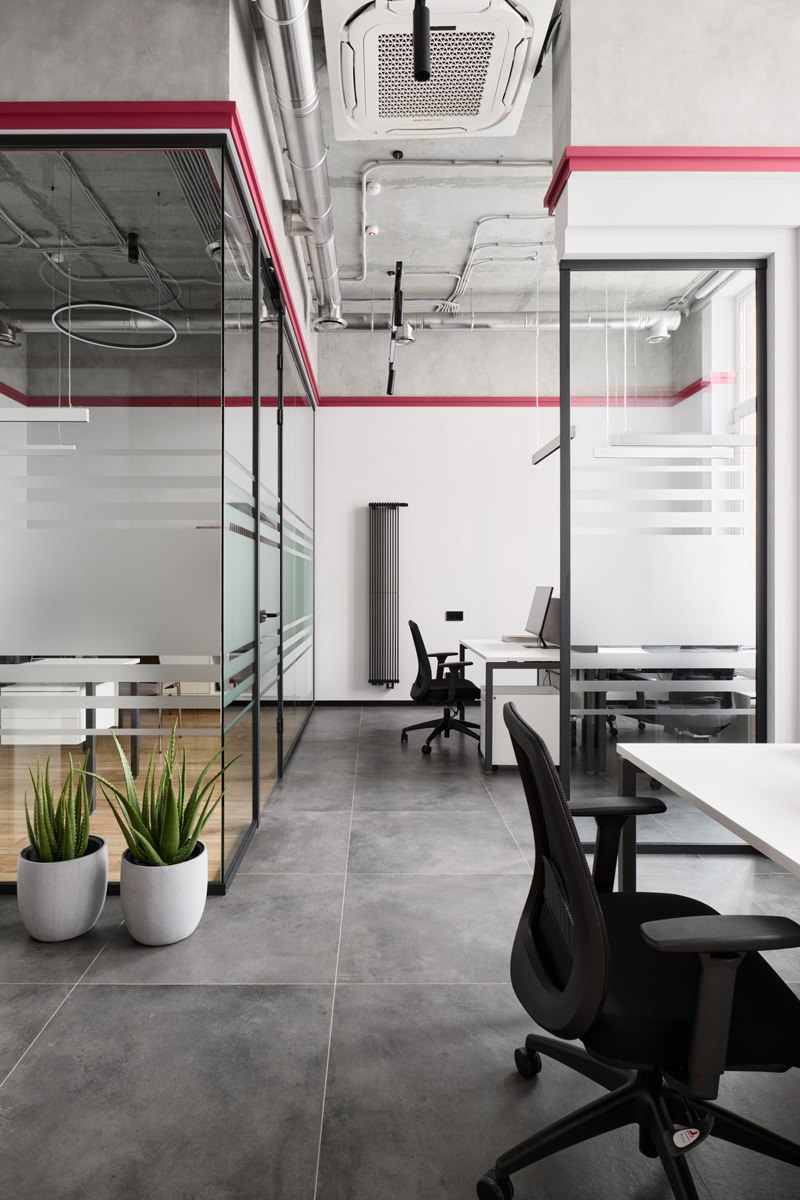 Относительно небольшой бюджет и площадь и специфический «промышленный» профиль компании не помешали дизайнеру Диане Шубиной сделать довольно эффектный и удобный офис. Смотрите на сайте wajournal | Сетка — социальная сеть от hh.ru