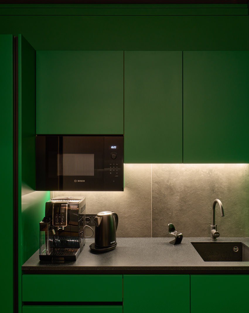 Относительно небольшой бюджет и площадь и специфический «промышленный» профиль компании не помешали дизайнеру Диане Шубиной сделать довольно эффектный и удобный офис. Смотрите на сайте wajournal | Сетка — социальная сеть от hh.ru