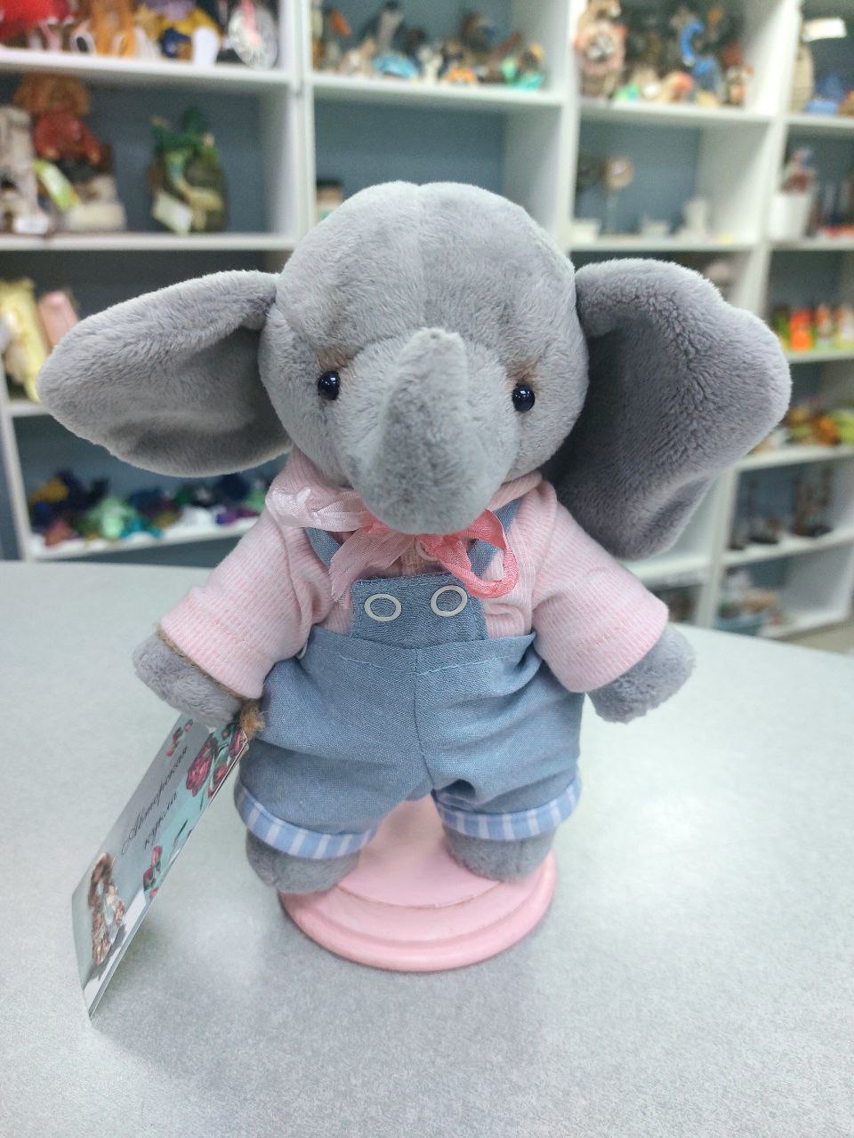 🐘💖 УНИКАЛЬНЫЙ СЛОНИК РУЧНОЙ РАБОТЫ 
Этот 19-см очаровашка в розовой кофточке и синем комбинезоне — не просто игрушка, а душевный друг!  
✨Почему стоит взять его домой?
- Умеет сидеть — удобно размести... | Сетка — социальная сеть от hh.ru