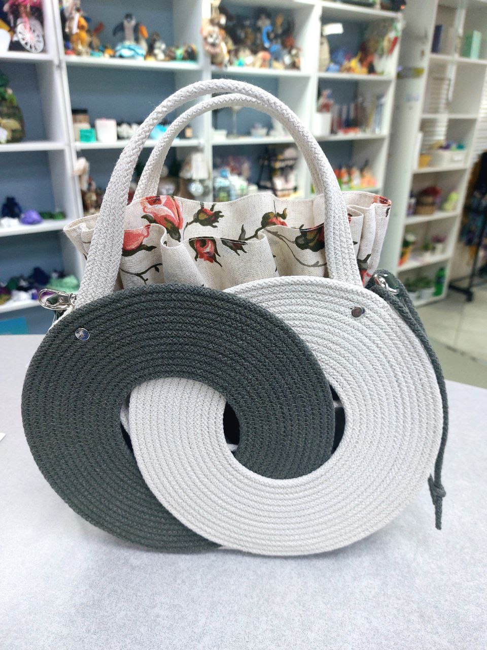 🔥 НОВИНКИ В «ЧУДЕСАХ»! СУМКИ ИЗ ШНУРА — ЛЁГКИЕ, СТИЛЬНЫЕ.
Эти сумки словно сплетены из летнего ветерка — легкие, прочные, лаконичные, но с характером!
✔ Шнур держит форму, не утяжеляет образ | Сетка — социальная сеть от hh.ru