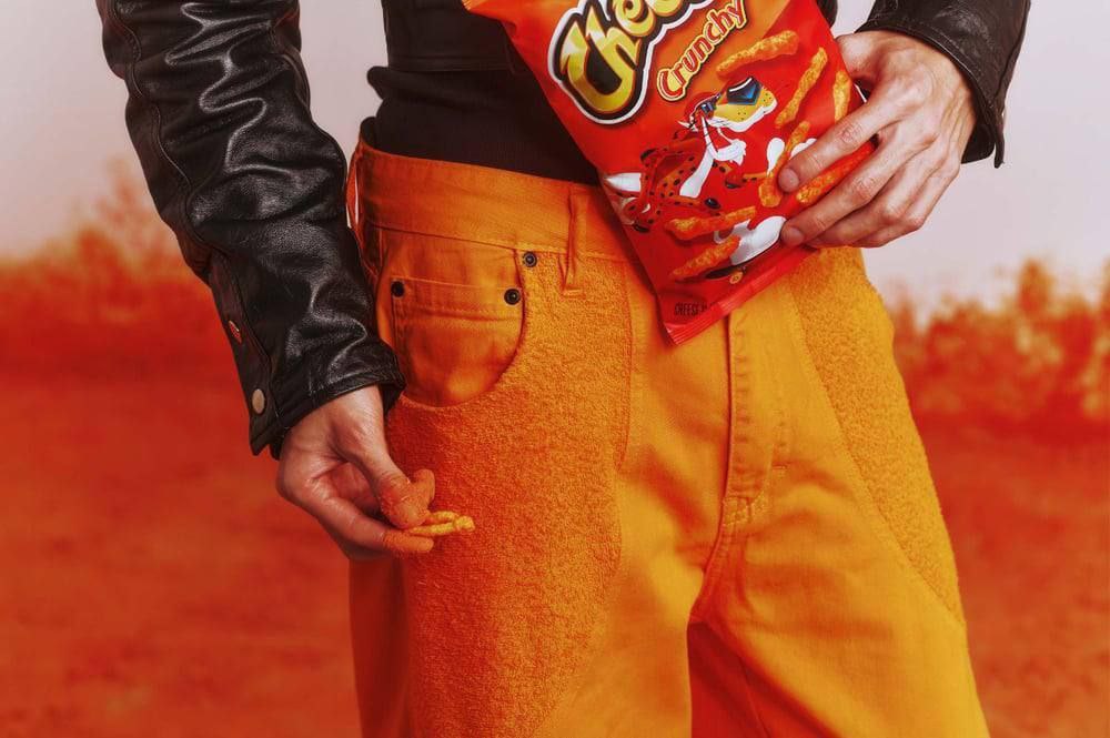 Как вам спецодежда для поедания снеков? 😁
Cheetos выпустили специальный мерч, который маскирует следы от любимых кукурузных палочек. Просто штаны, о которые можно вытереть испачканные пальцы | Сетка — социальная сеть от hh.ru