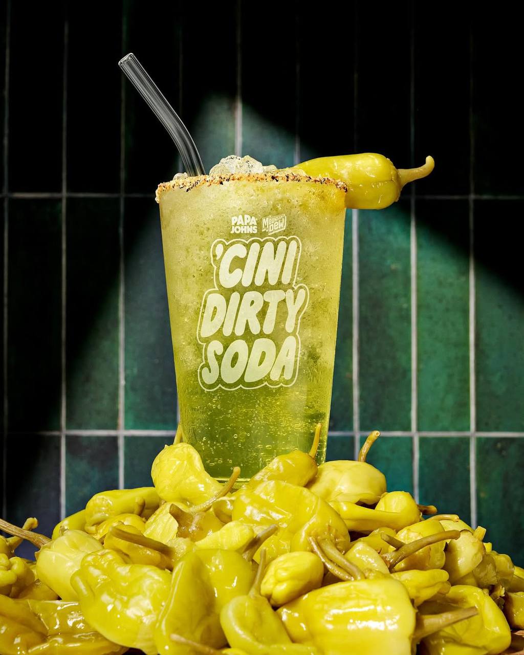 Ого, Papa John’s выкатил ОСТРУЮ газировку MountainDew с перцем. Напиток доступен только для 18+ юзеров с бонусной картой, а в составе у него только хорошие вайбы и немного «пеппероничини» | Сетка — социальная сеть от hh.ru