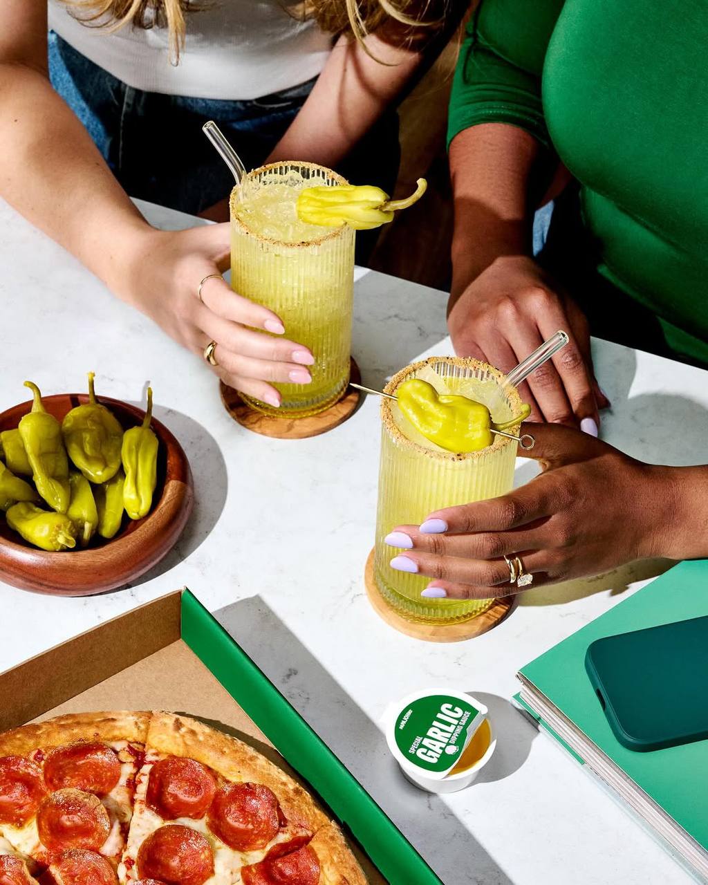 Ого, Papa John’s выкатил ОСТРУЮ газировку MountainDew с перцем. Напиток доступен только для 18+ юзеров с бонусной картой, а в составе у него только хорошие вайбы и немного «пеппероничини» | Сетка — социальная сеть от hh.ru