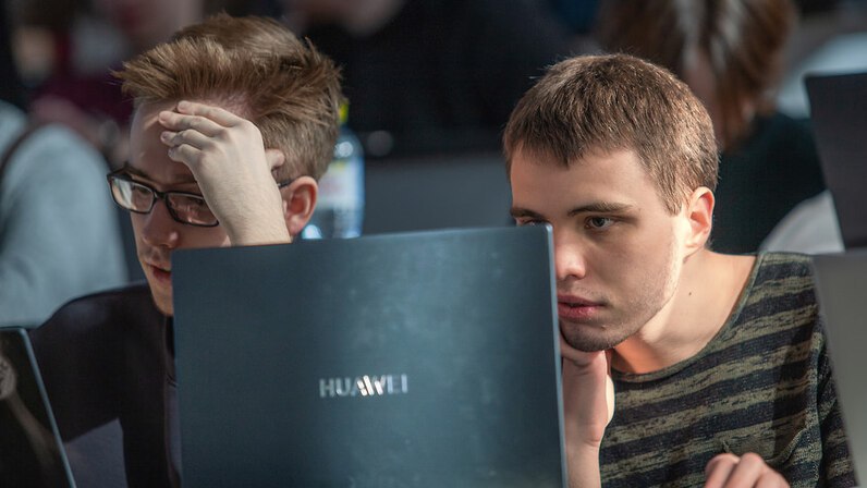 ⏺ Опрос ВШЭ: каждый второй россиянин убежден в важности технологической грамотности
Онлайн-кампус НИУ ВШЭ в рамках запуска технологического портала «Вышка | Сетка — социальная сеть от hh.ru