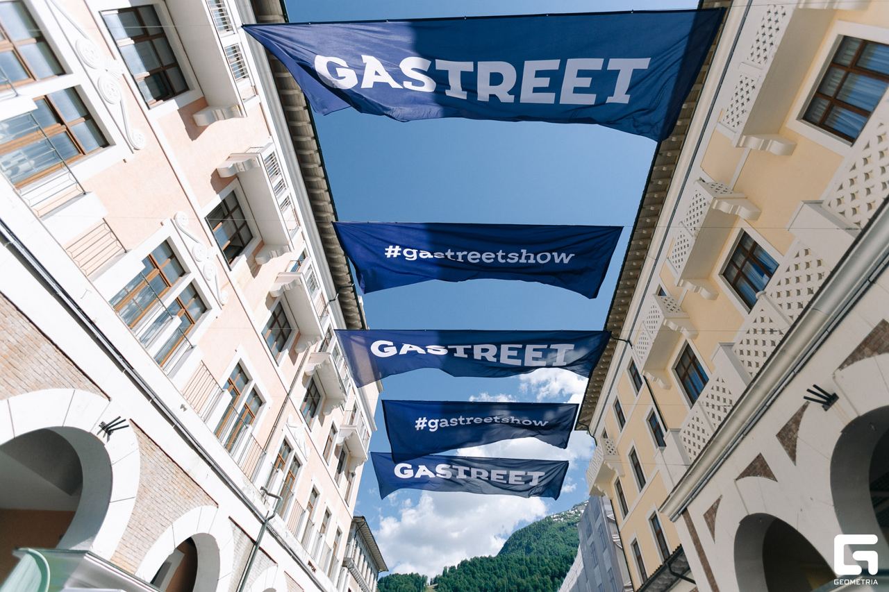 Уже через 5 дней увидимся в горах на уровне 960 👆
Мы снова едем на Gastreet — и, кажется, это будет особенное!
10 лет назад всё начиналось как встреча «своих» — а теперь этот фестиваль — главная точка... | Сетка — социальная сеть от hh.ru