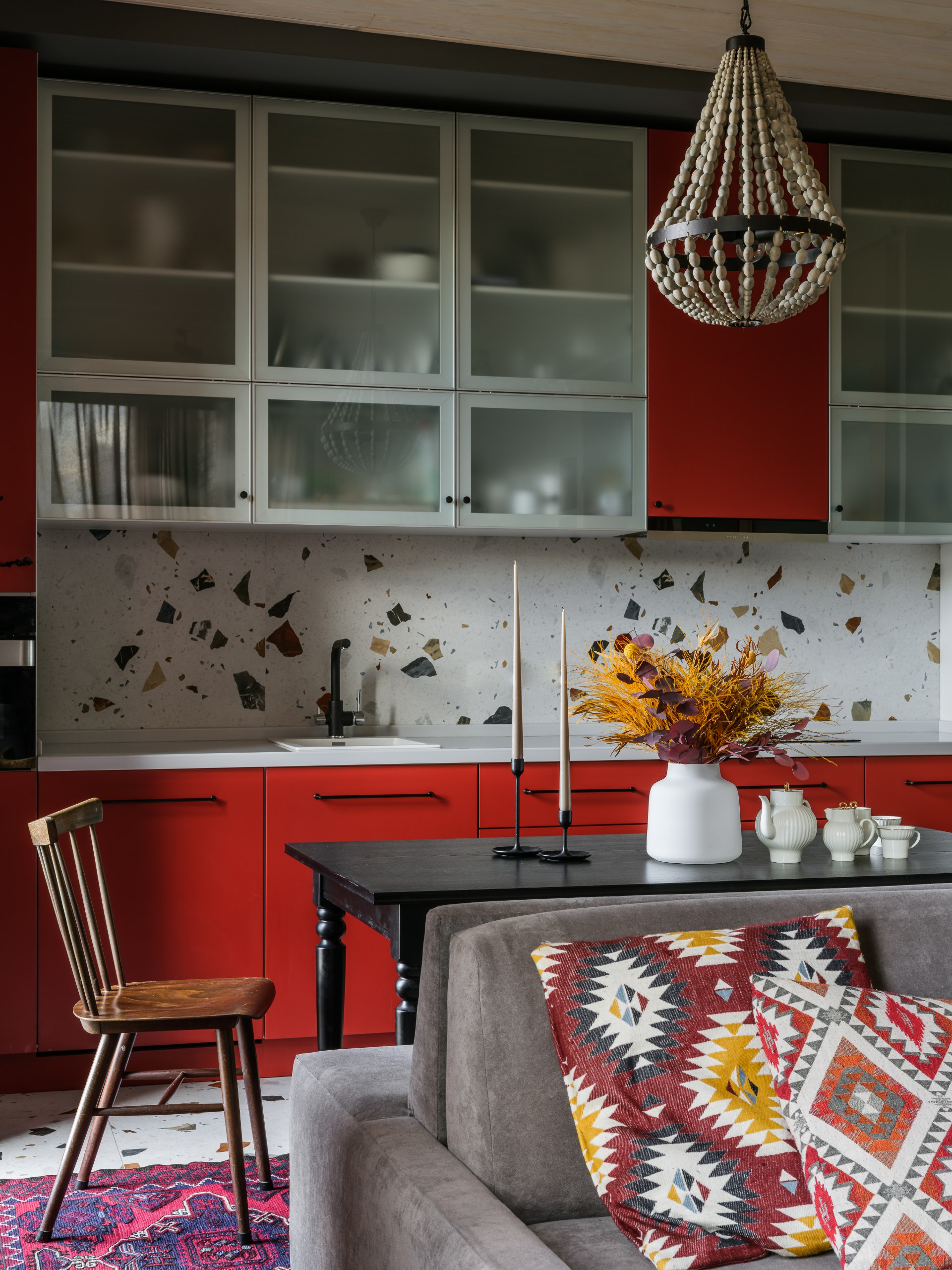 Дизайнеры студии ZZBURO Ирина Золотова и Денис Земенко создали необычный многофункциональный интерьер для владельцев маркетплейса современного искусства. Каким он сложился смотрите на сайте wajournal | Сетка — социальная сеть от hh.ru