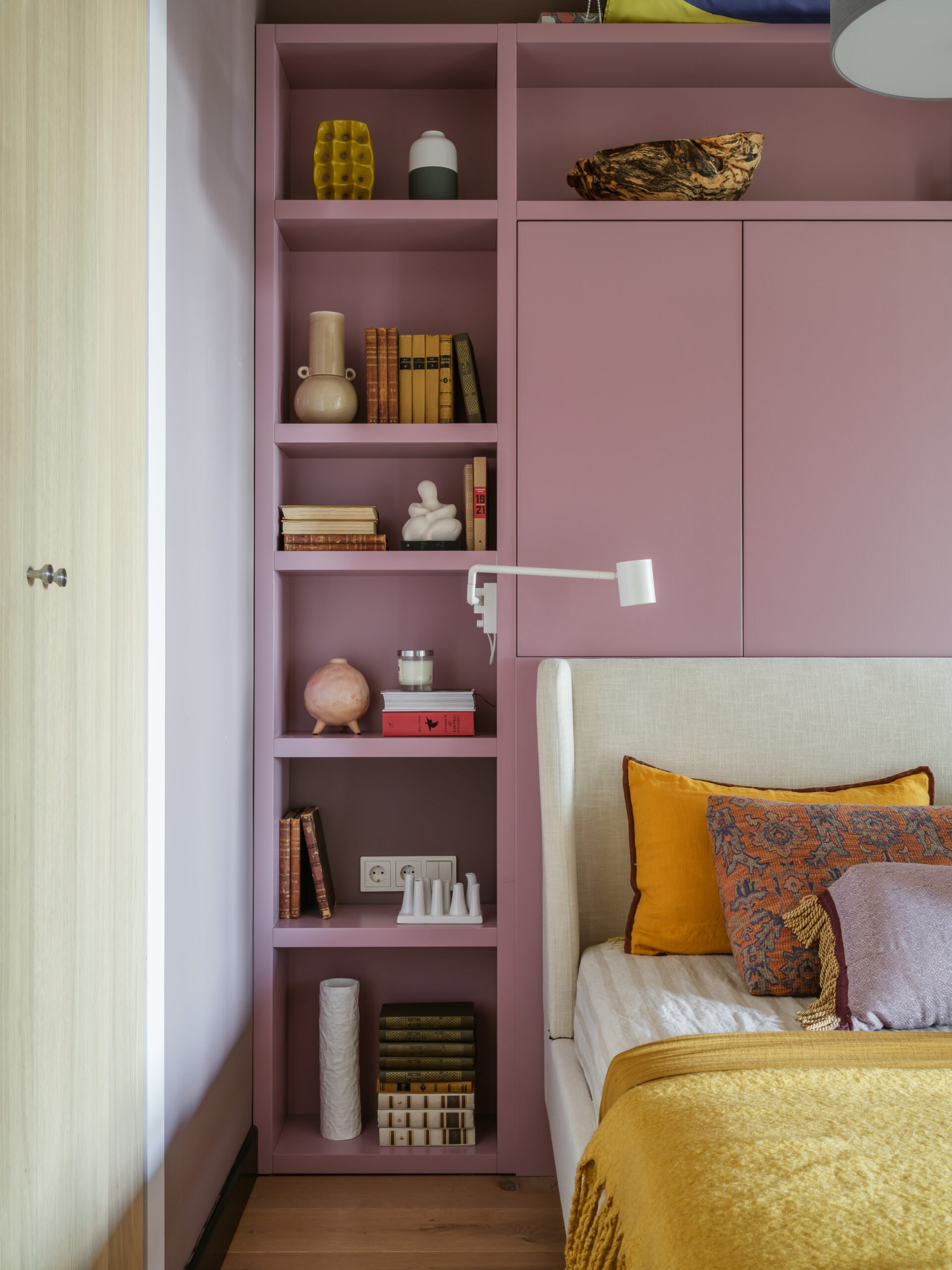 Дизайнеры студии ZZBURO Ирина Золотова и Денис Земенко создали необычный многофункциональный интерьер для владельцев маркетплейса современного искусства. Каким он сложился смотрите на сайте wajournal | Сетка — социальная сеть от hh.ru