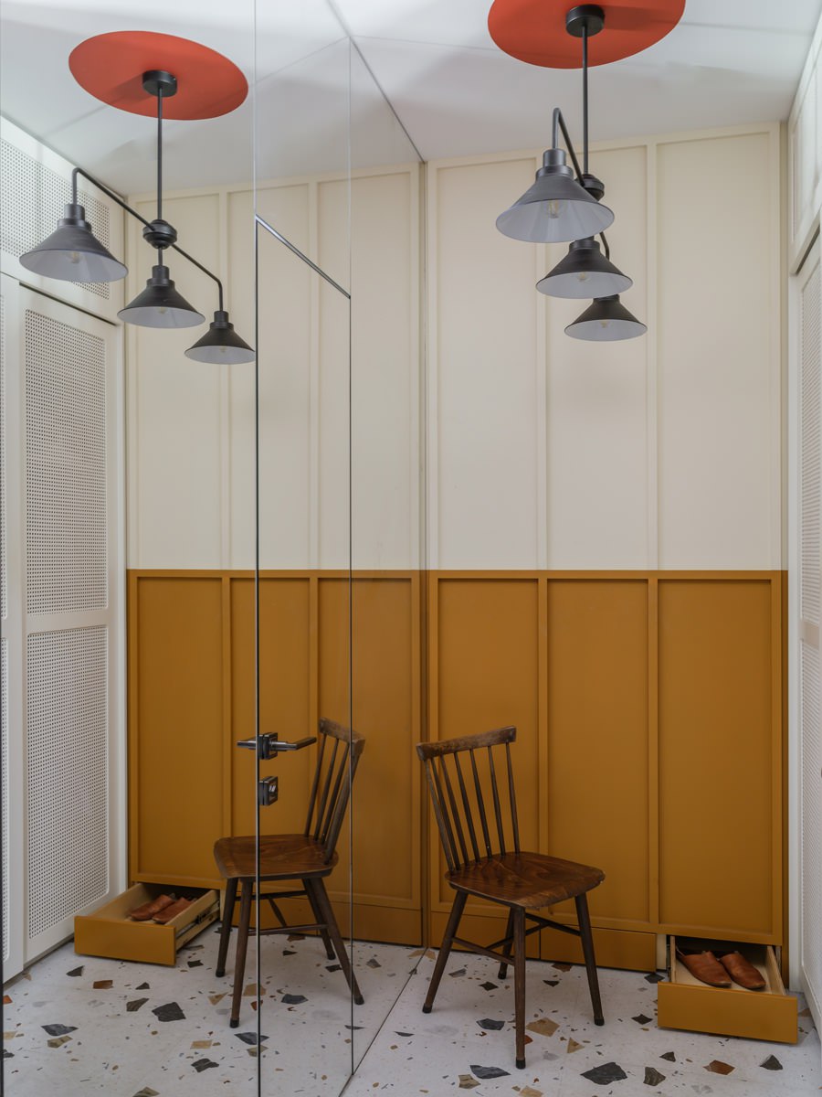 Дизайнеры студии ZZBURO Ирина Золотова и Денис Земенко создали необычный многофункциональный интерьер для владельцев маркетплейса современного искусства. Каким он сложился смотрите на сайте wajournal | Сетка — социальная сеть от hh.ru