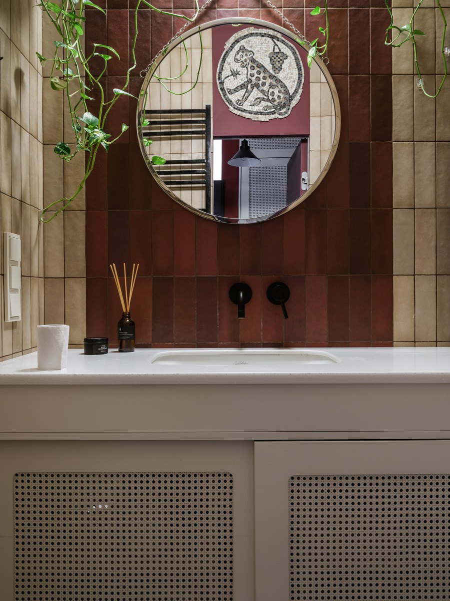 Дизайнеры студии ZZBURO Ирина Золотова и Денис Земенко создали необычный многофункциональный интерьер для владельцев маркетплейса современного искусства. Каким он сложился смотрите на сайте wajournal | Сетка — социальная сеть от hh.ru