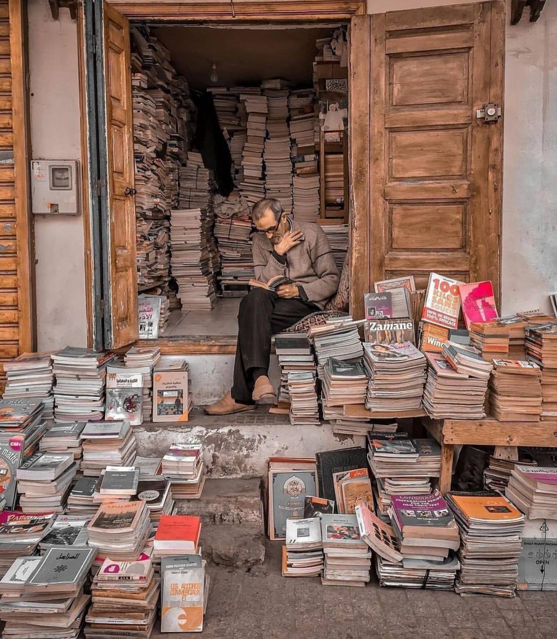 те, кто не умеет читать, не воруют книги, а те, кто умеет читать, не воры
На днях прочитала историю самого долгого книготорговца в Рабате, Марокко. И она меня как-то тронула | Сетка — социальная сеть от hh.ru