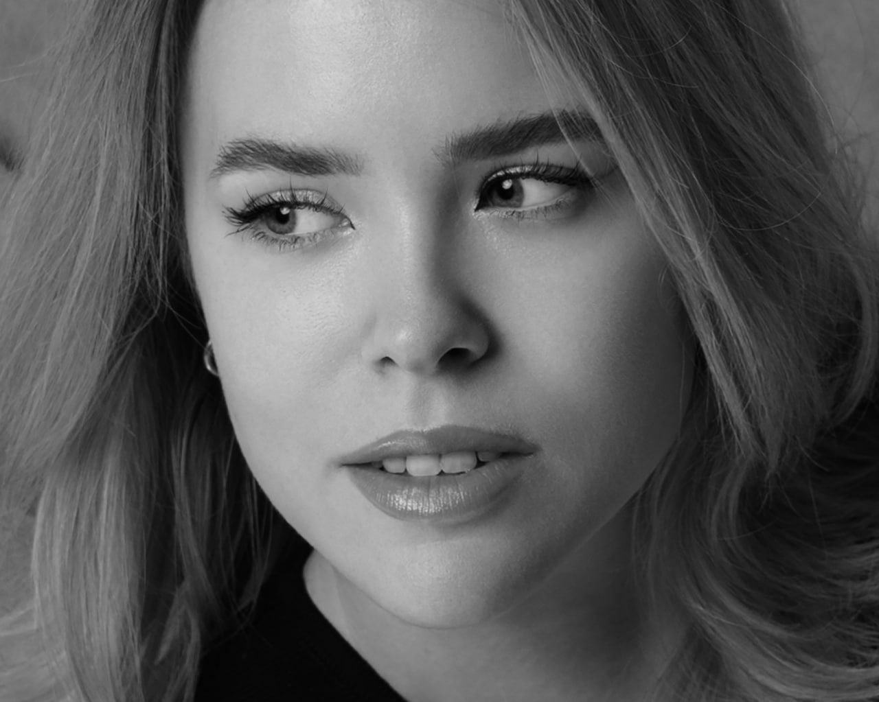 «А кто ты вообще, чтобы мы тебя звали?»
Или — «С чего им тебя брать?» (на выступление, подкаст и т.п.). Это самые частые вопросы, если начинаешь строить личный бренд. Тебя не знают | Сетка — социальная сеть от hh.ru