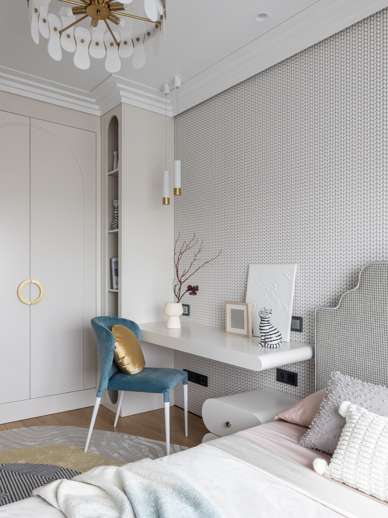 Лаконичное взрослое пространство со знаковыми дизайнерскими акцентами и детские комнаты, наполненные цветом, игрой и творческой в свободой в проекте дизайнера Алины Шагалеевой-Гамм | Сетка — социальная сеть от hh.ru