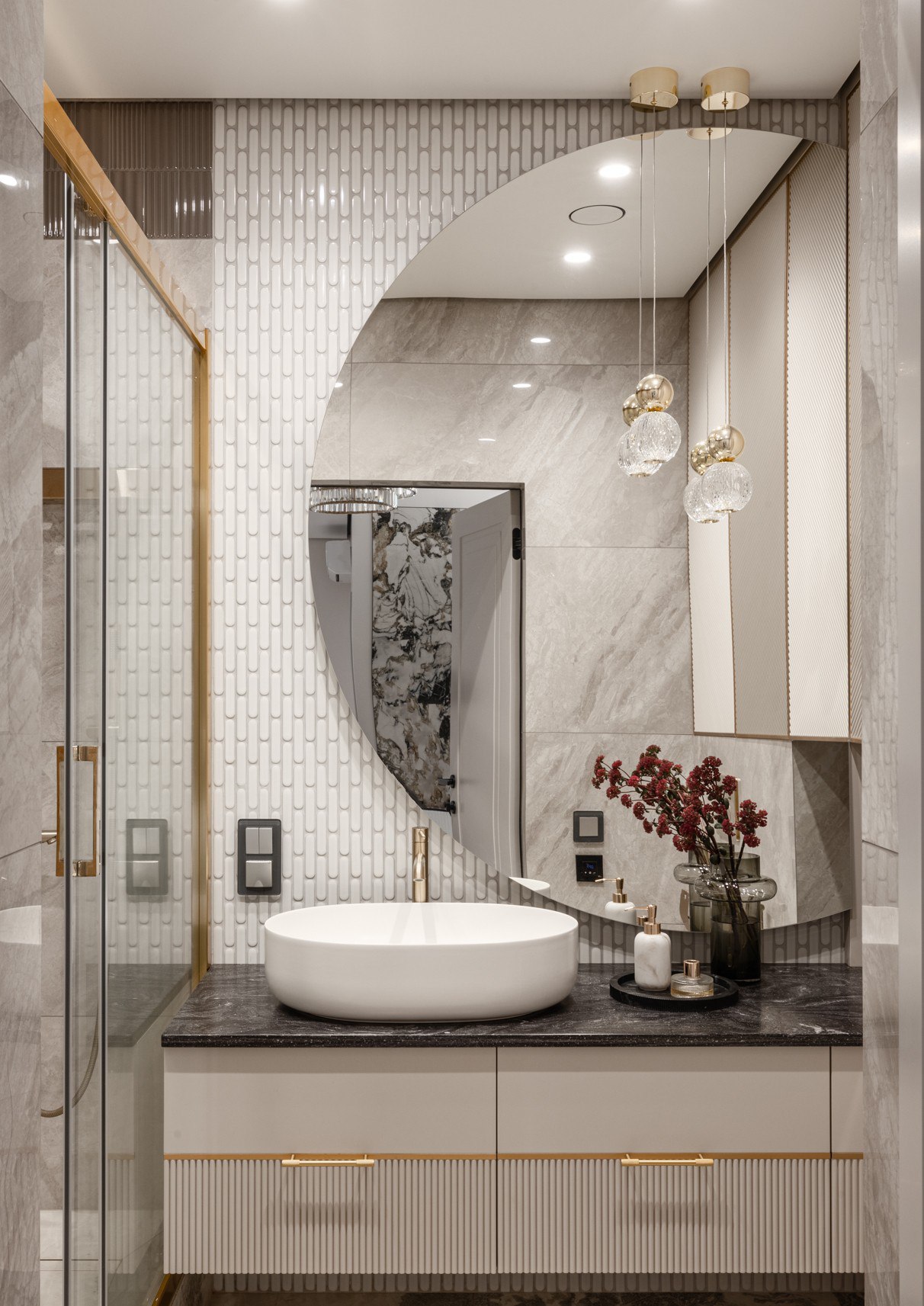 Лаконичное взрослое пространство со знаковыми дизайнерскими акцентами и детские комнаты, наполненные цветом, игрой и творческой в свободой в проекте дизайнера Алины Шагалеевой-Гамм | Сетка — социальная сеть от hh.ru