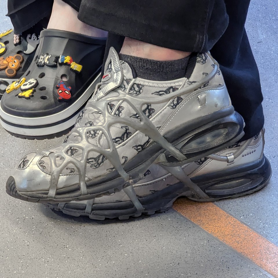 Эта пара — не просто обувь, а дань уважения забытым страницам истории Nike. В 1996 году компания представила собственного супергероя — Swooshman'а, чтобы продвигать бренд на спортивных мероприятиях | Сетка — социальная сеть от hh.ru